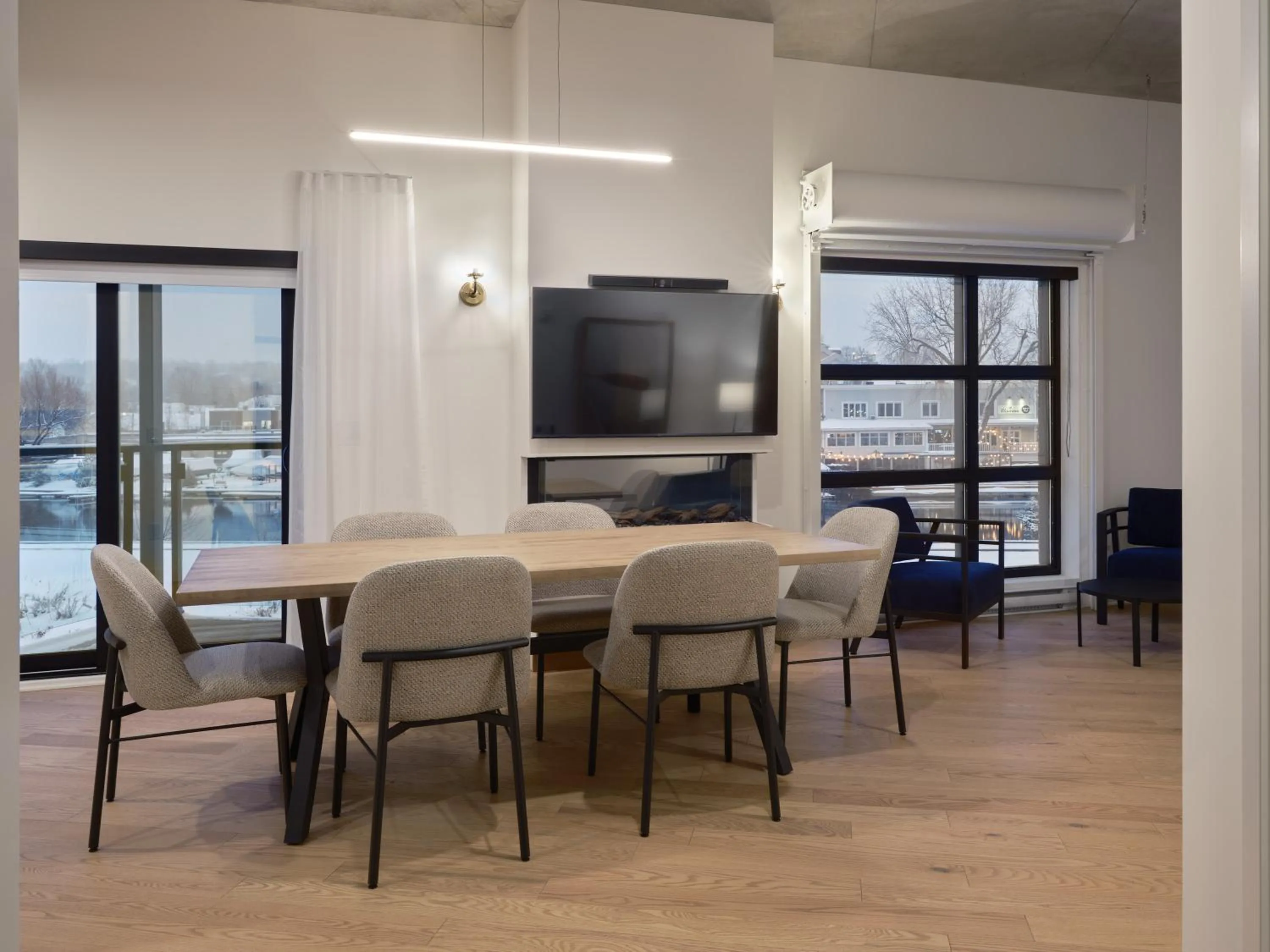 TV and multimedia in Hôtel Expérience - Quartier Des Marinas