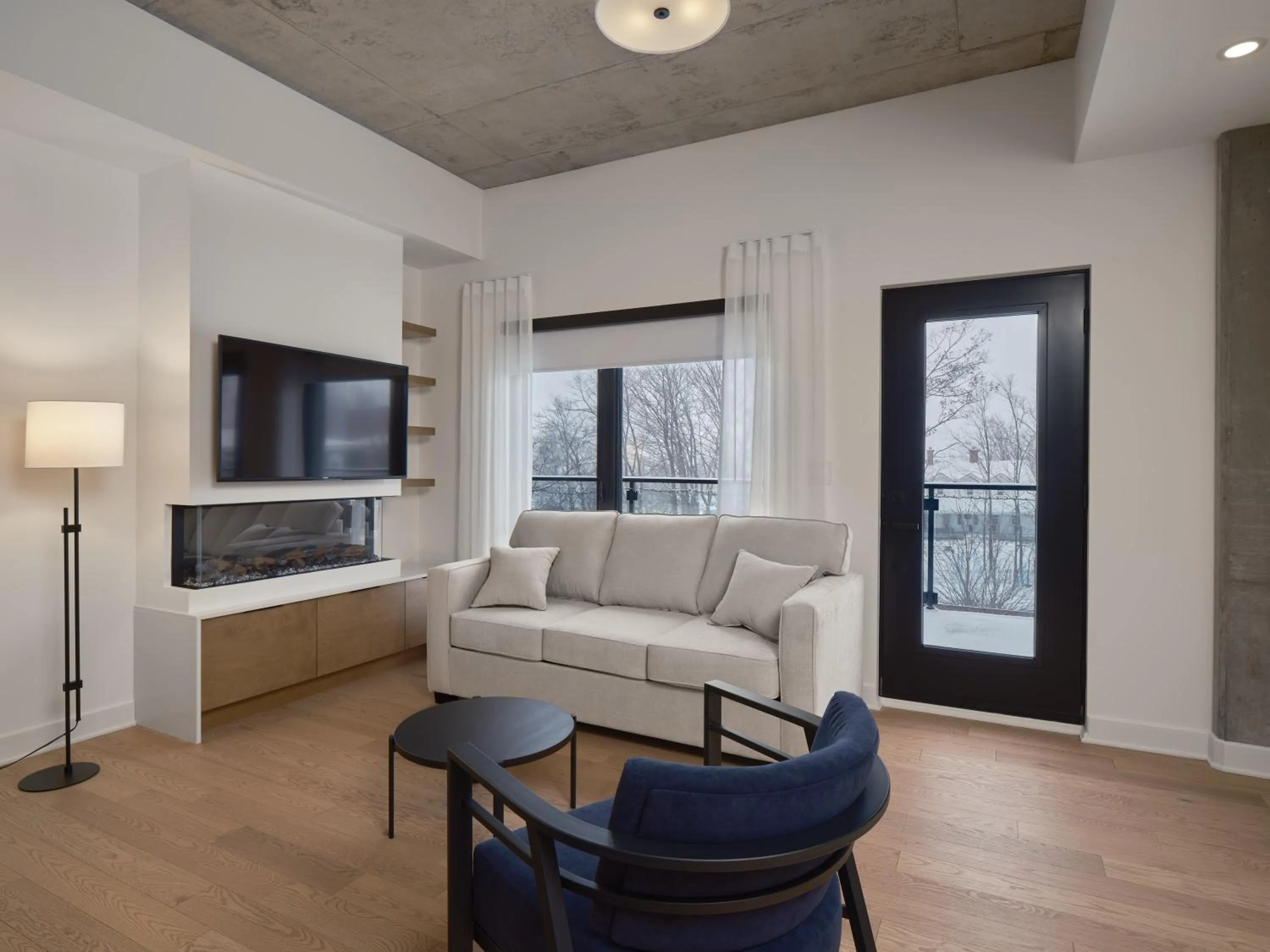 TV and multimedia in Hôtel Expérience - Quartier Des Marinas