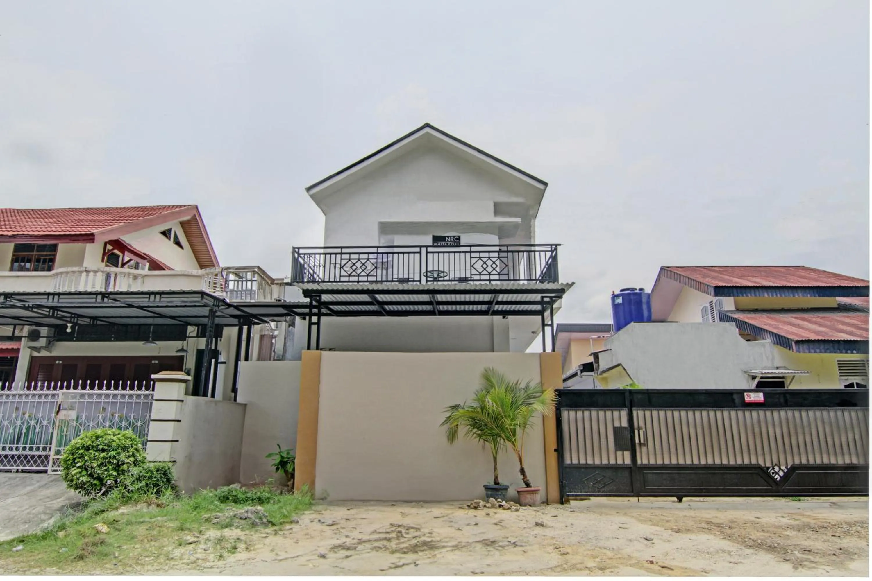 Facade/entrance in Hotel O Nrc White House