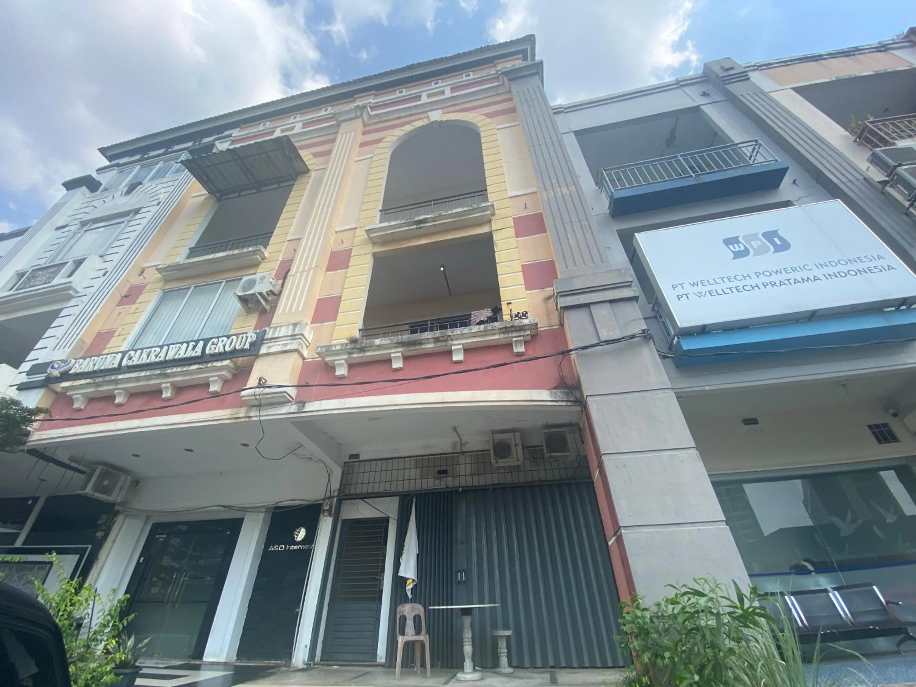 Facade/entrance in Hotel O Mamapapahouse