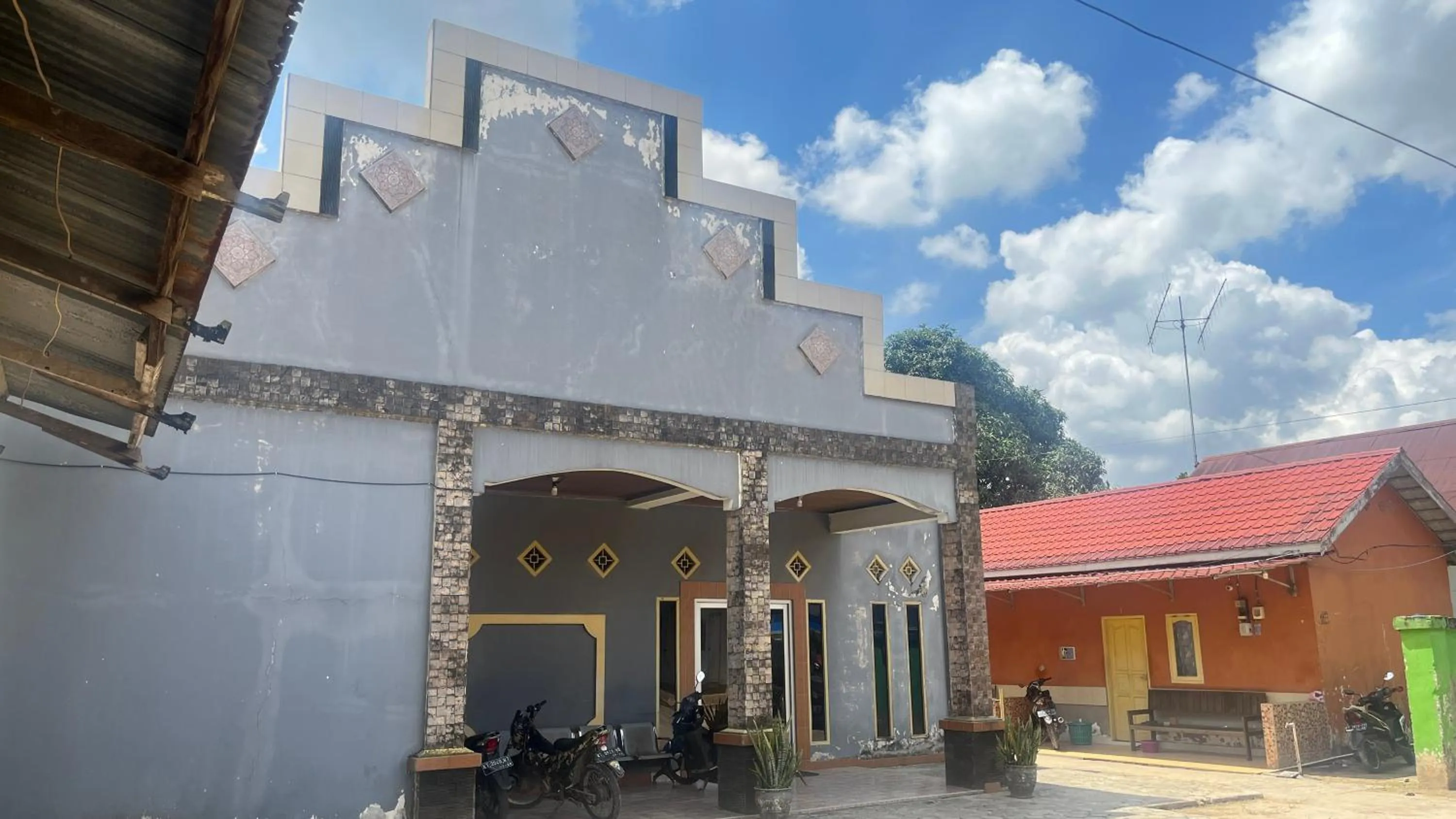 Facade/entrance in Hotel O Guest House Leo Patra