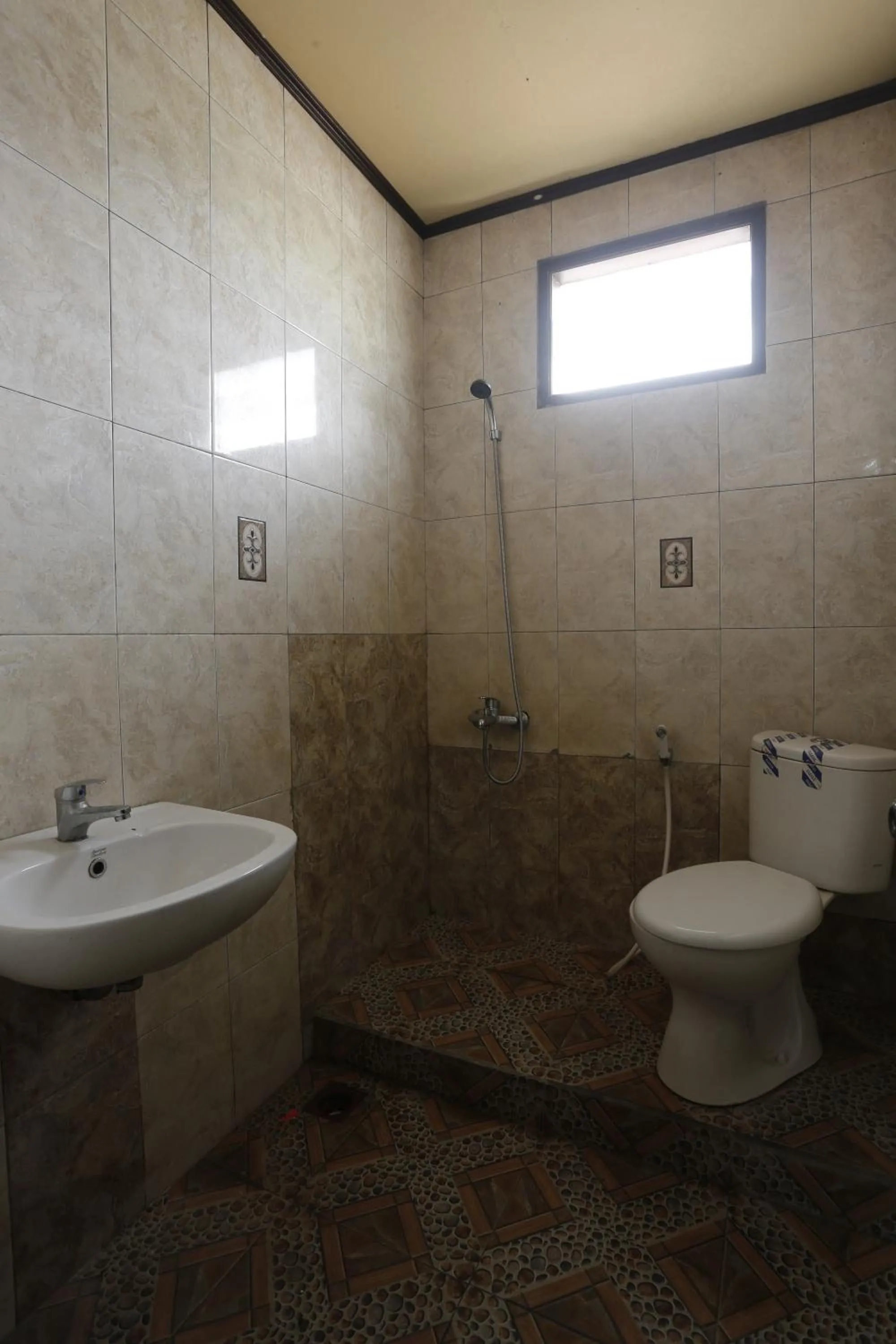 Bathroom in Hotel O Guest House Leo Patra