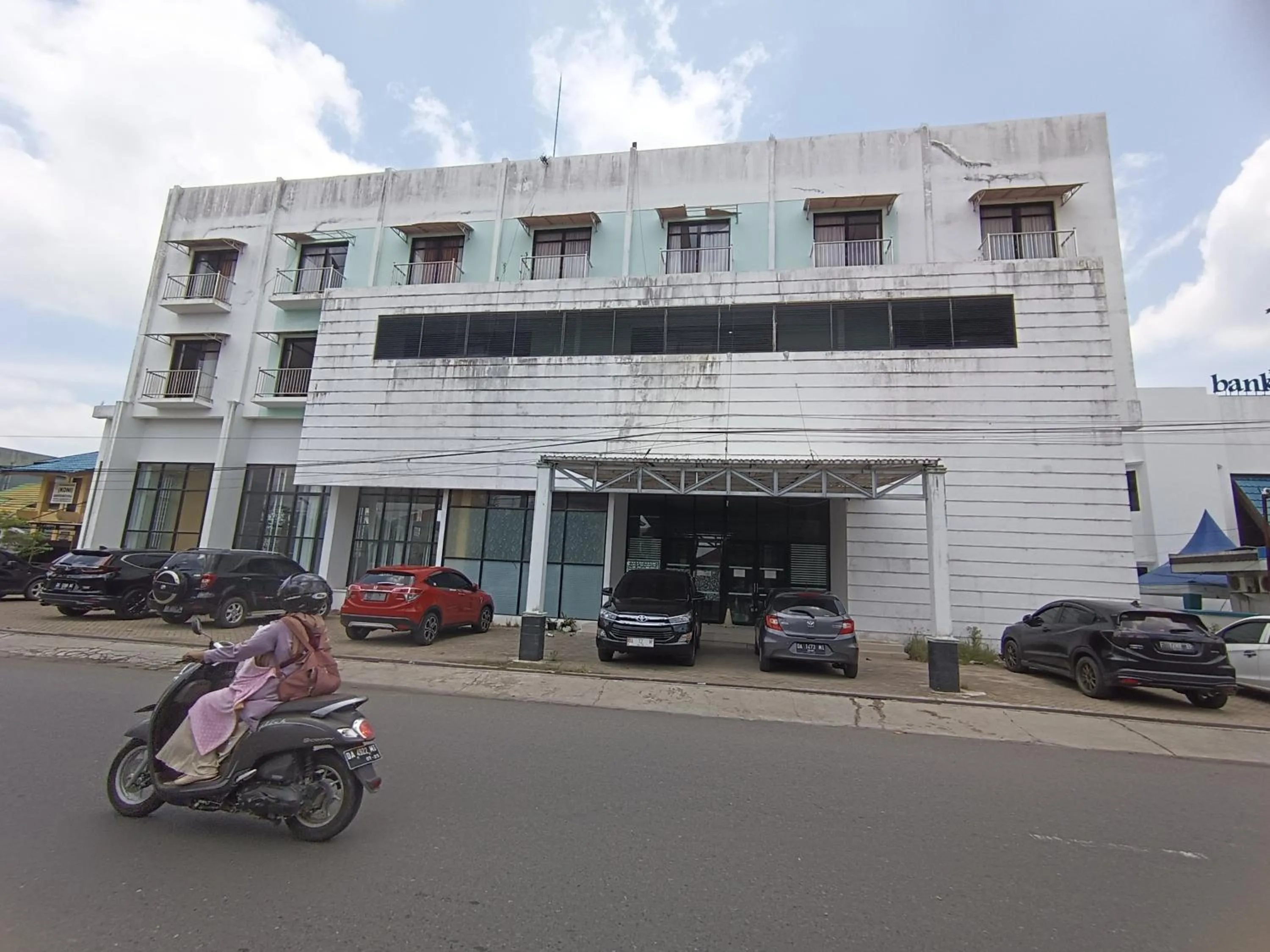Facade/entrance in Hotel O Wisma Hamalau SyariahNearPulau Bromo Pedestrian Bridge