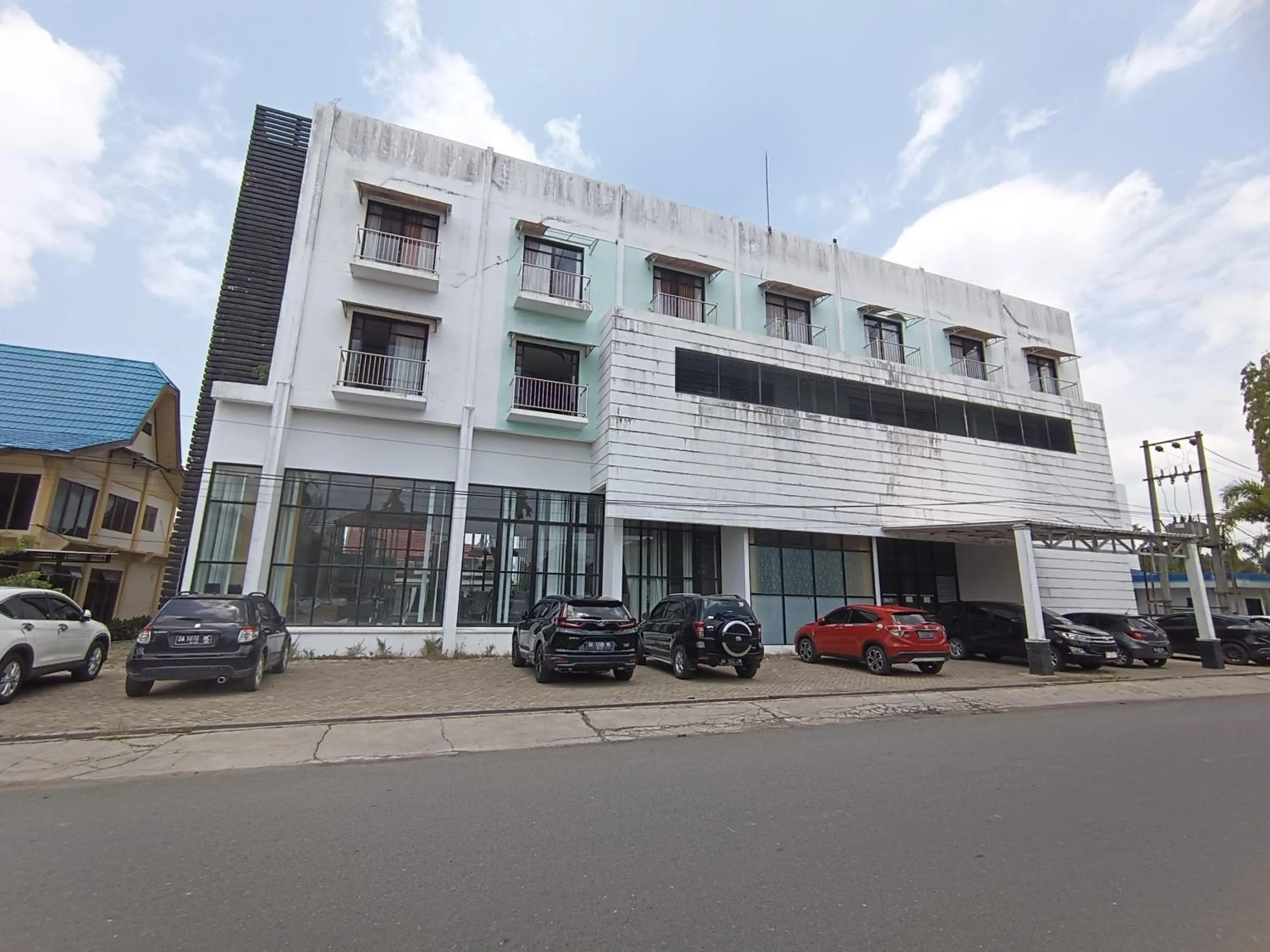 Facade/entrance in Hotel O Wisma Hamalau SyariahNearPulau Bromo Pedestrian Bridge