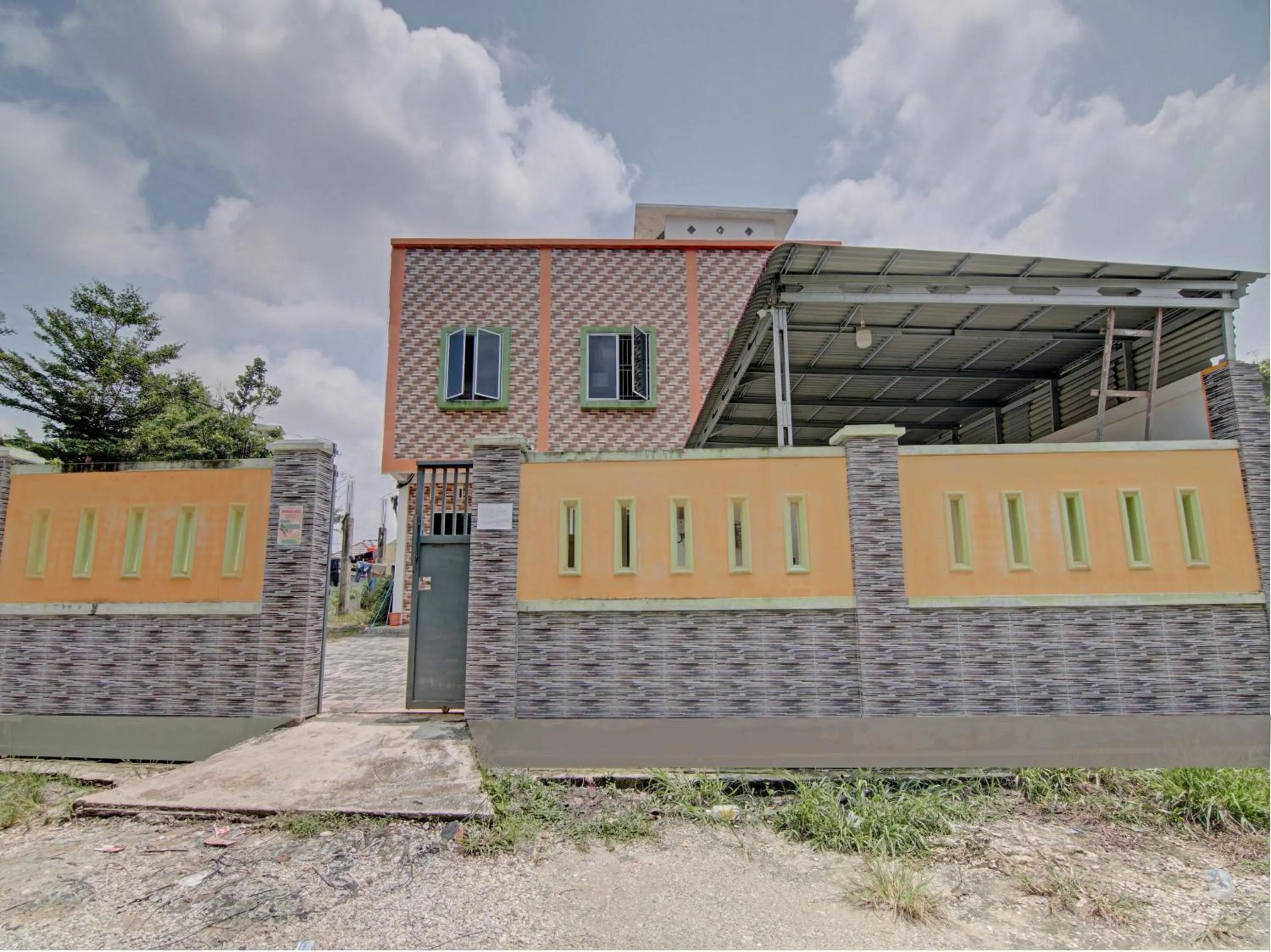 Facade/entrance in Hotel O Penginapan Budhe Sri
