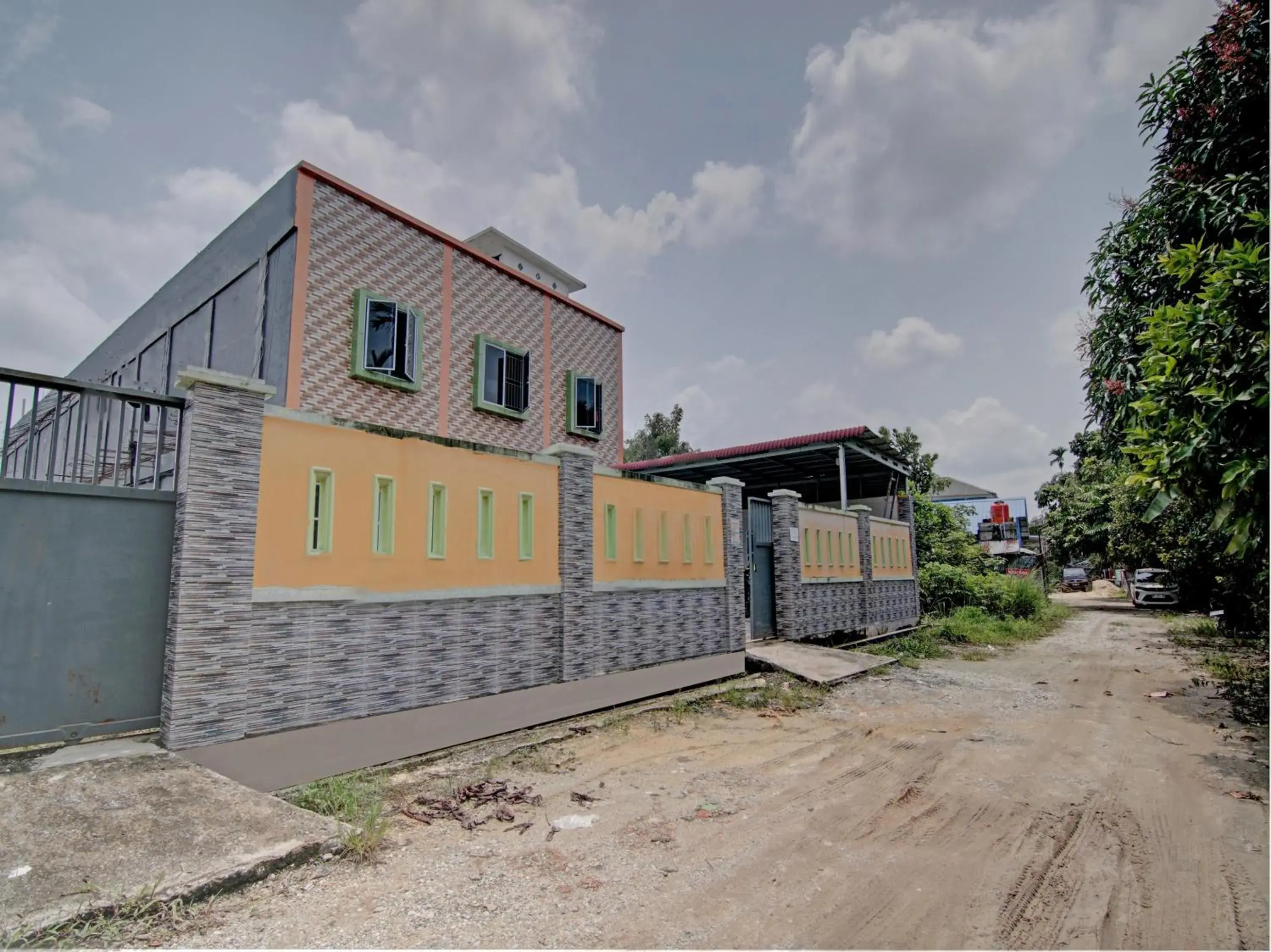 Facade/entrance in Hotel O Penginapan Budhe Sri Facade/entrance in Hotel O Penginapan Budhe Sri