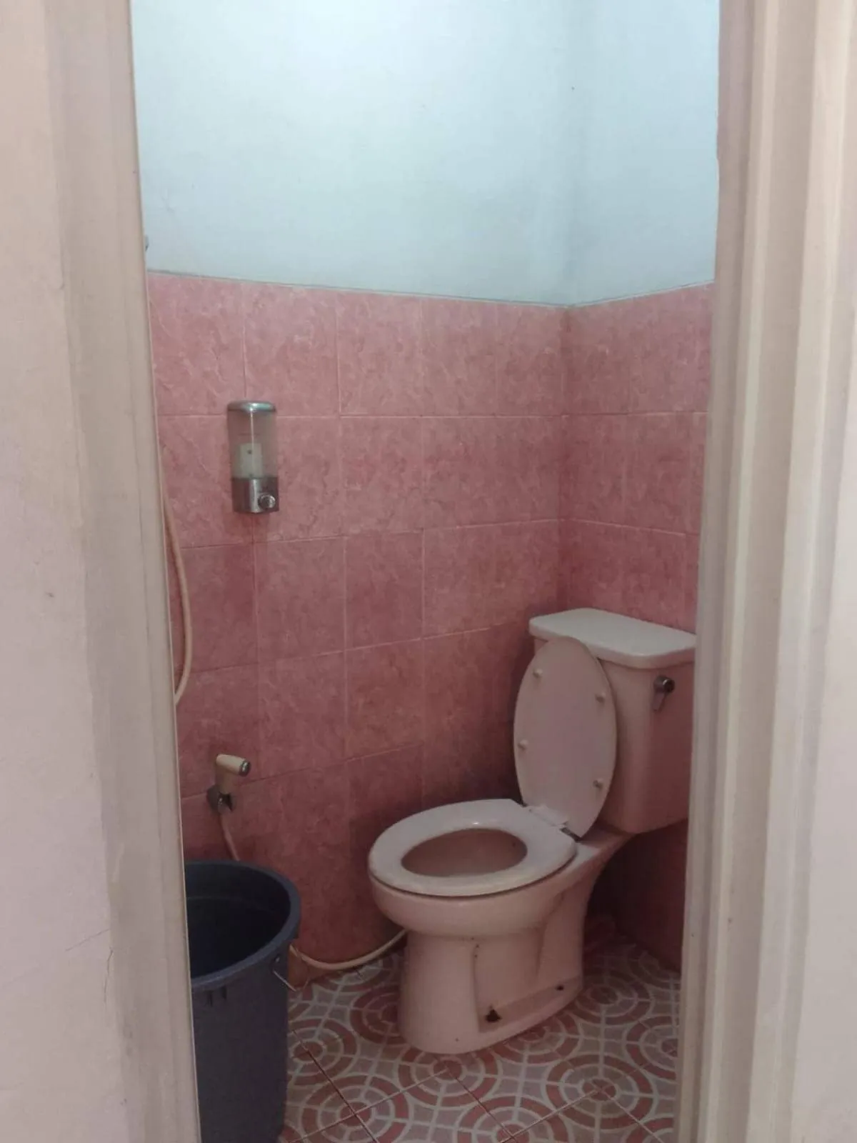 Bathroom in OYO 93146 Lamin Indah