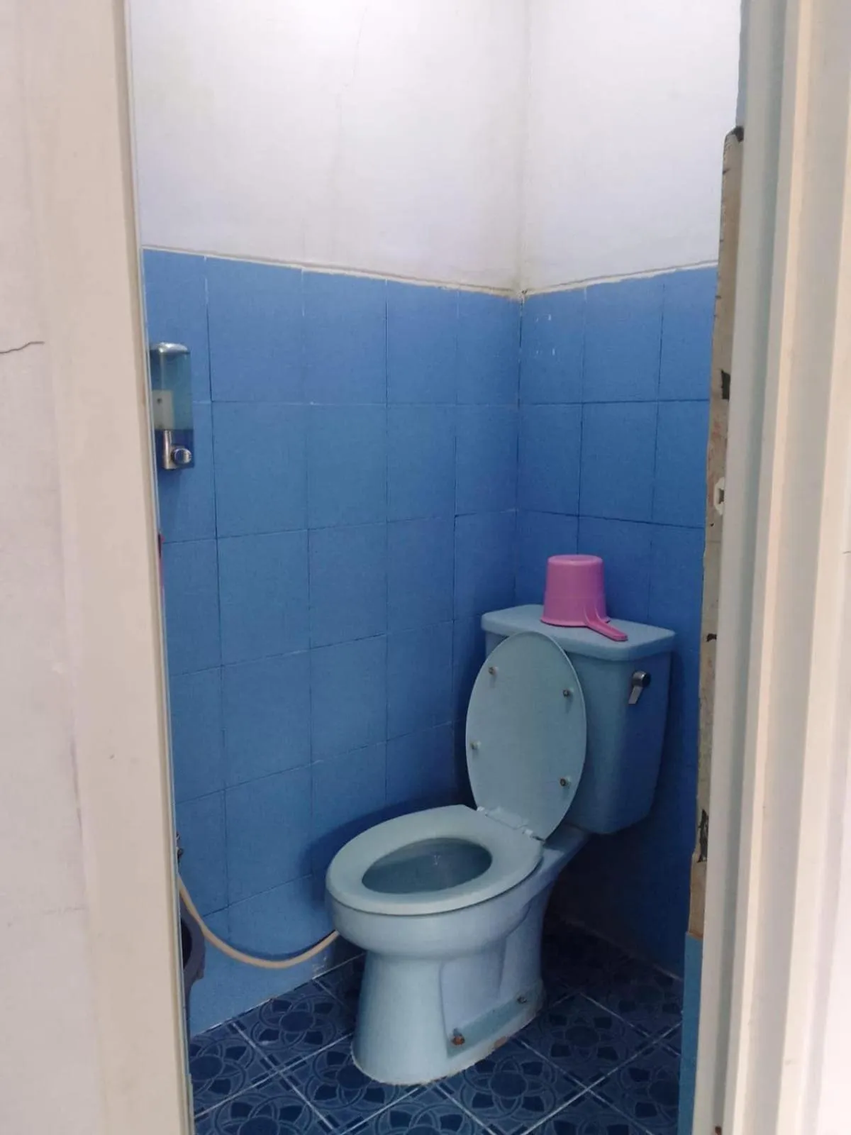 Bathroom in OYO 93146 Lamin Indah