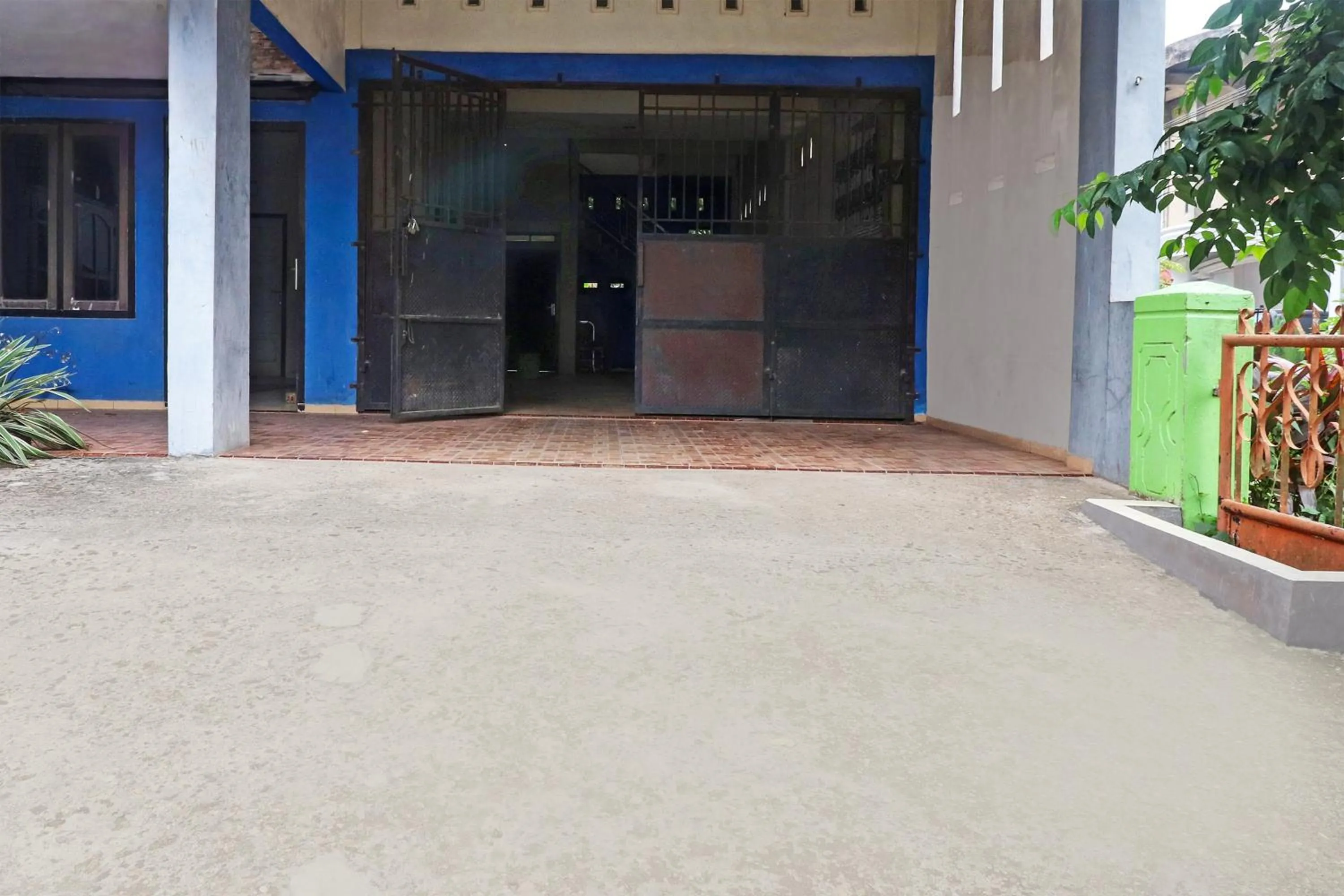 Facade/entrance in Hotel O Arizona Homestay