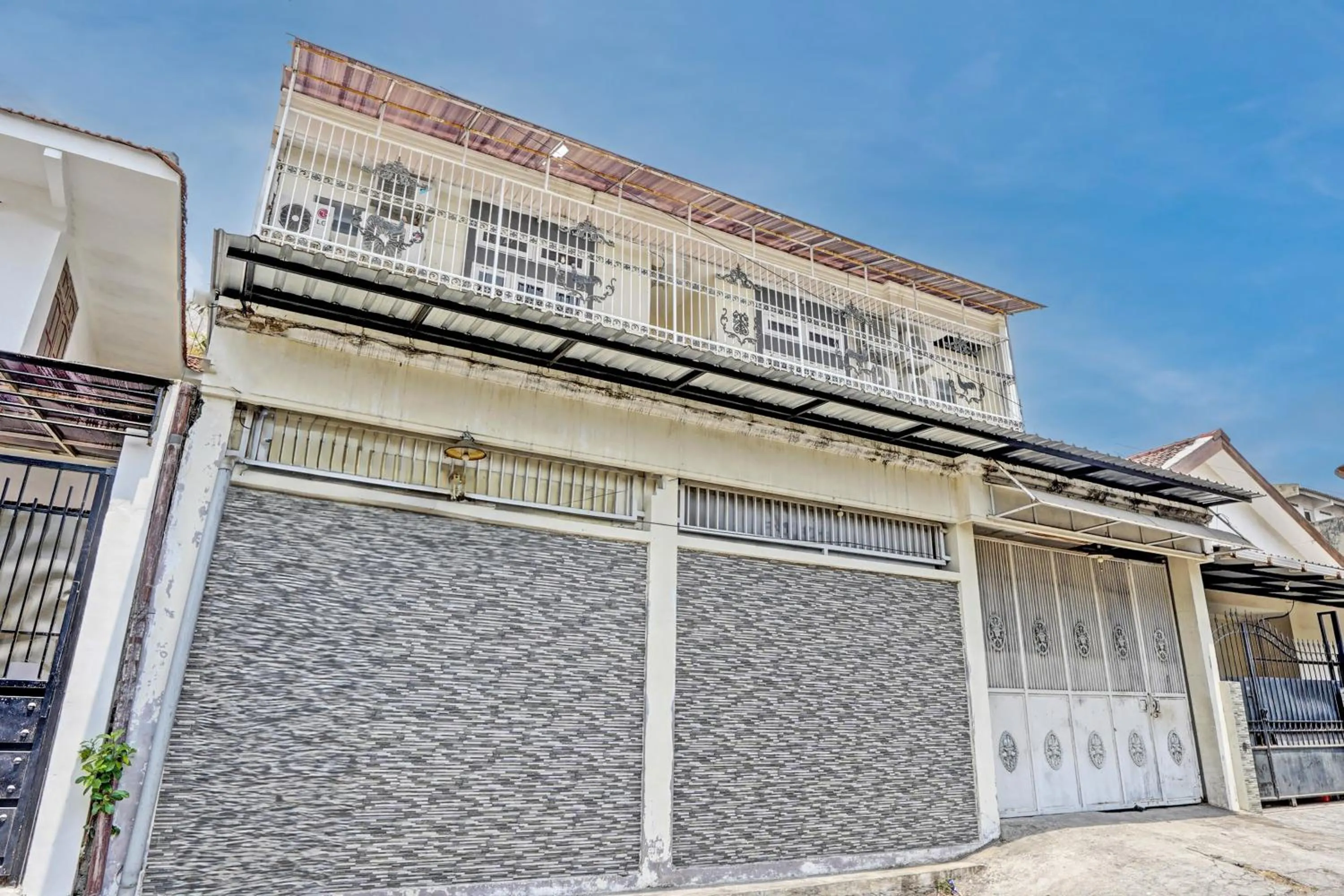 Facade/entrance in OYO 93114 Salak Homestay Syariah