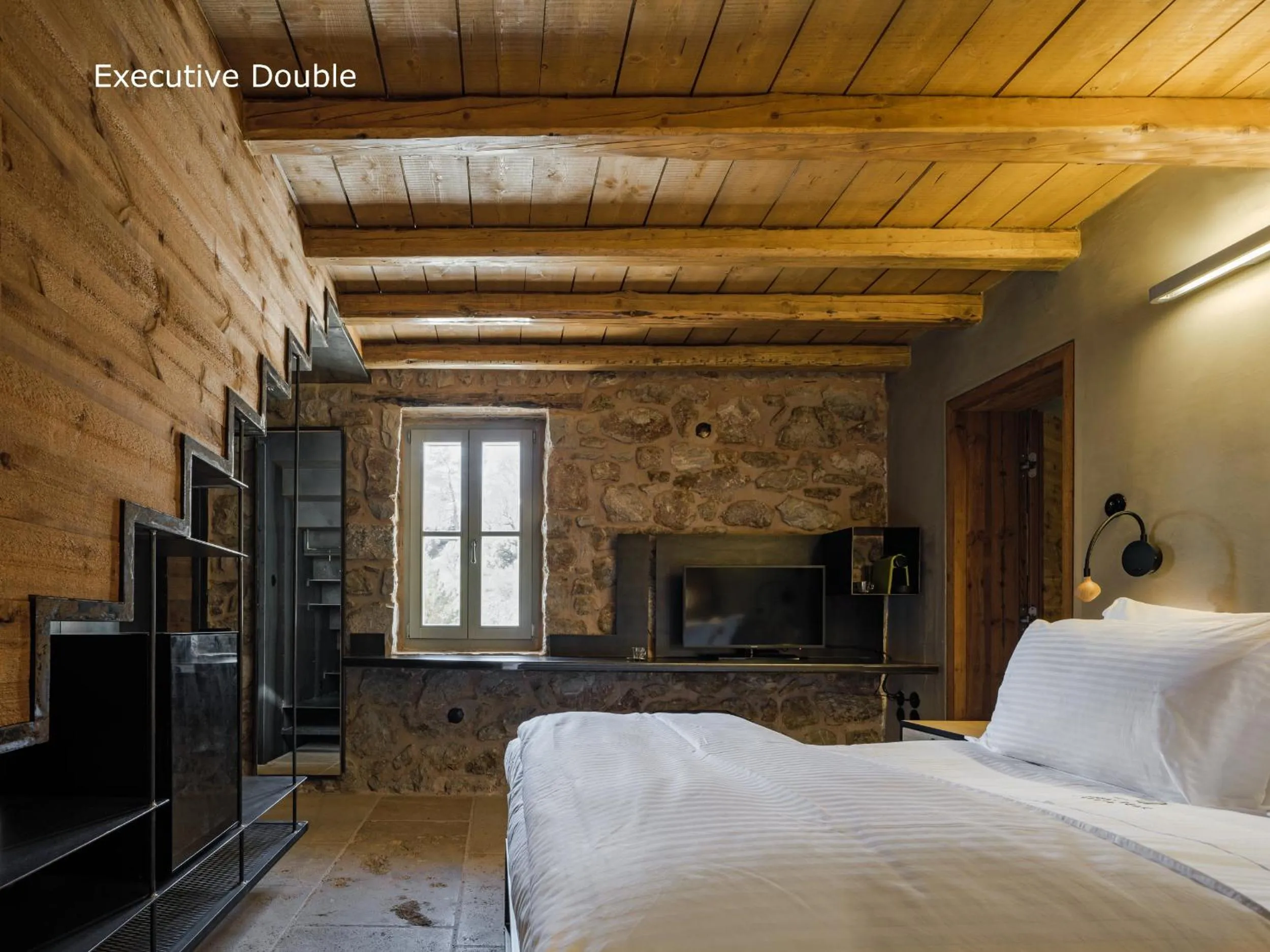 Photo of the whole room, Bed in Moreas Peak Lodge