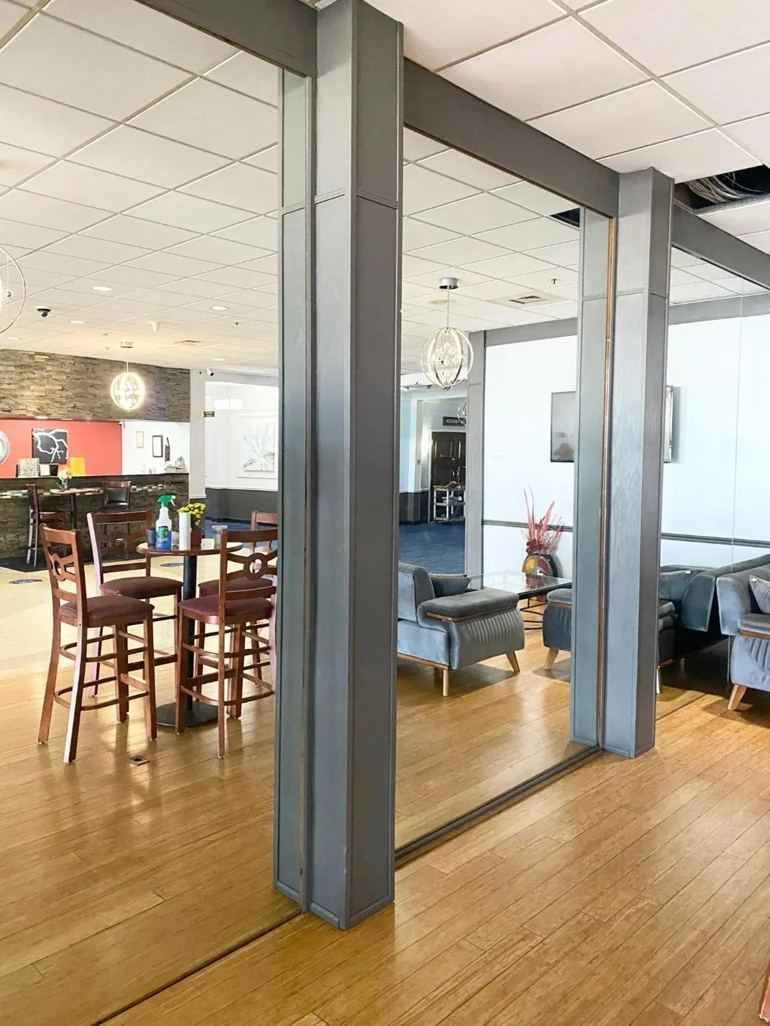 Deluxe Queen Room in Kiteville Cedar Rapids Deluxe Queen Room in Kiteville Cedar Rapids