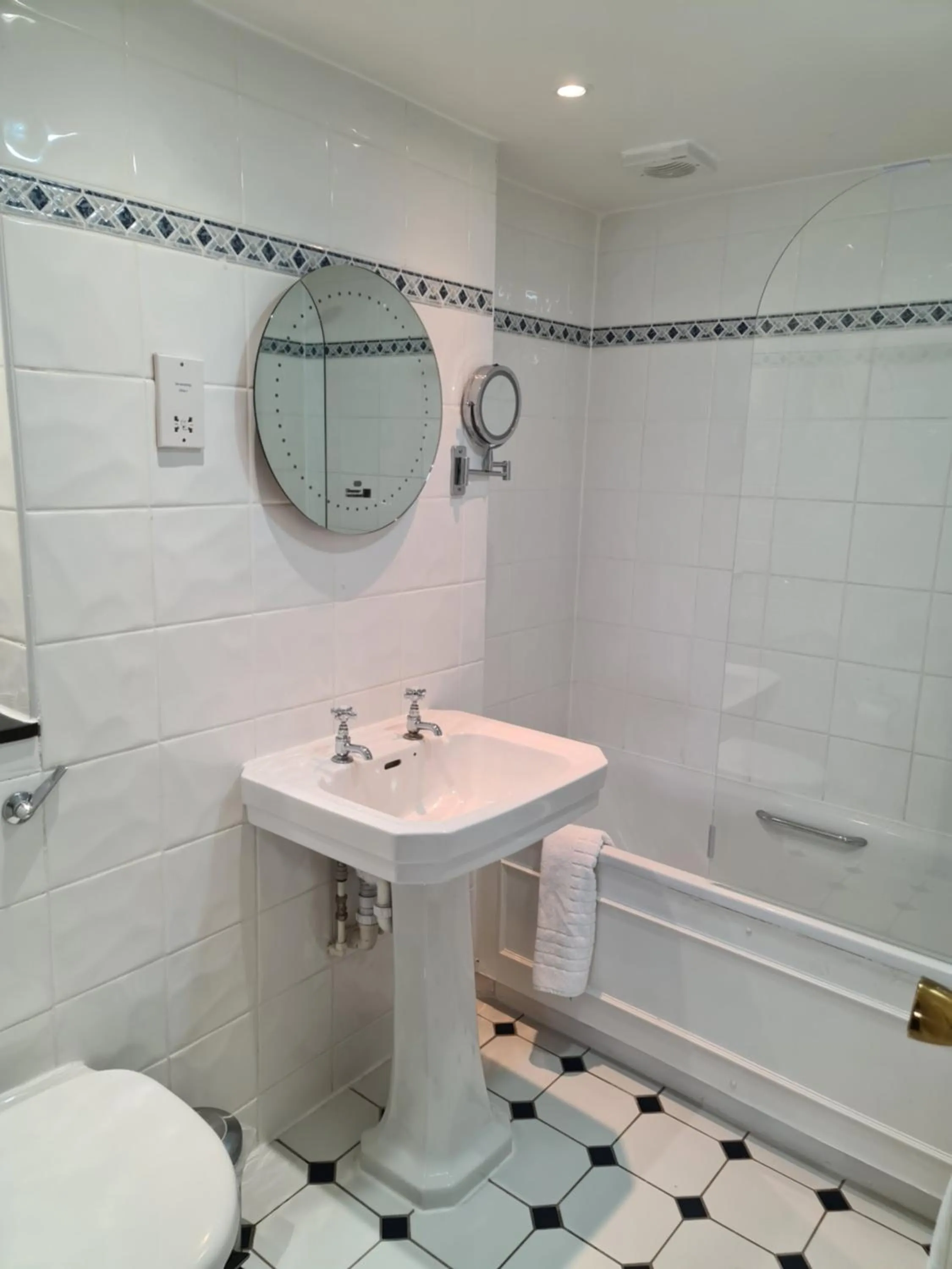 Toilet in Barons Court Hotel Walsall