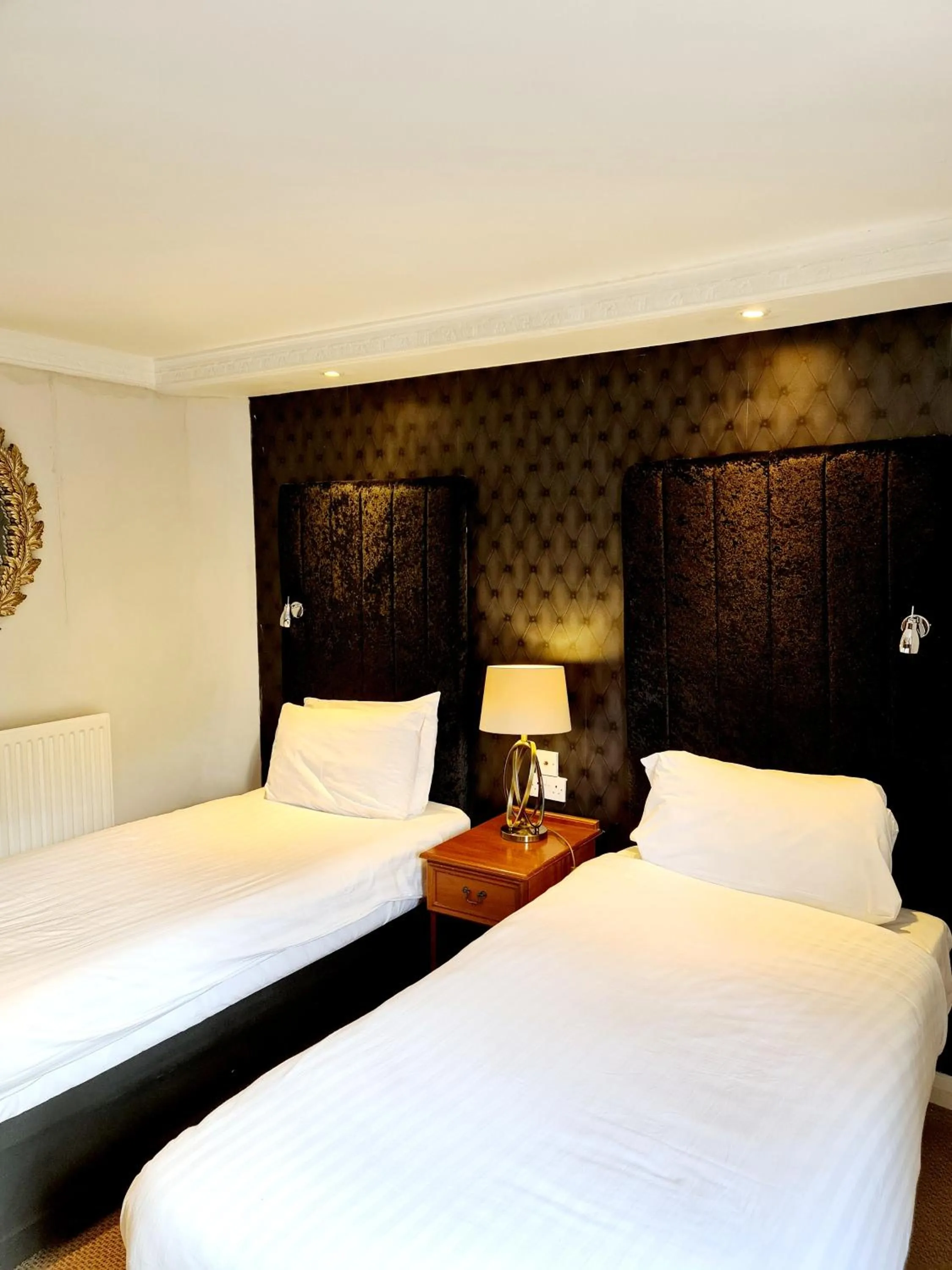 Bedroom, Bed in Barons Court Hotel Walsall