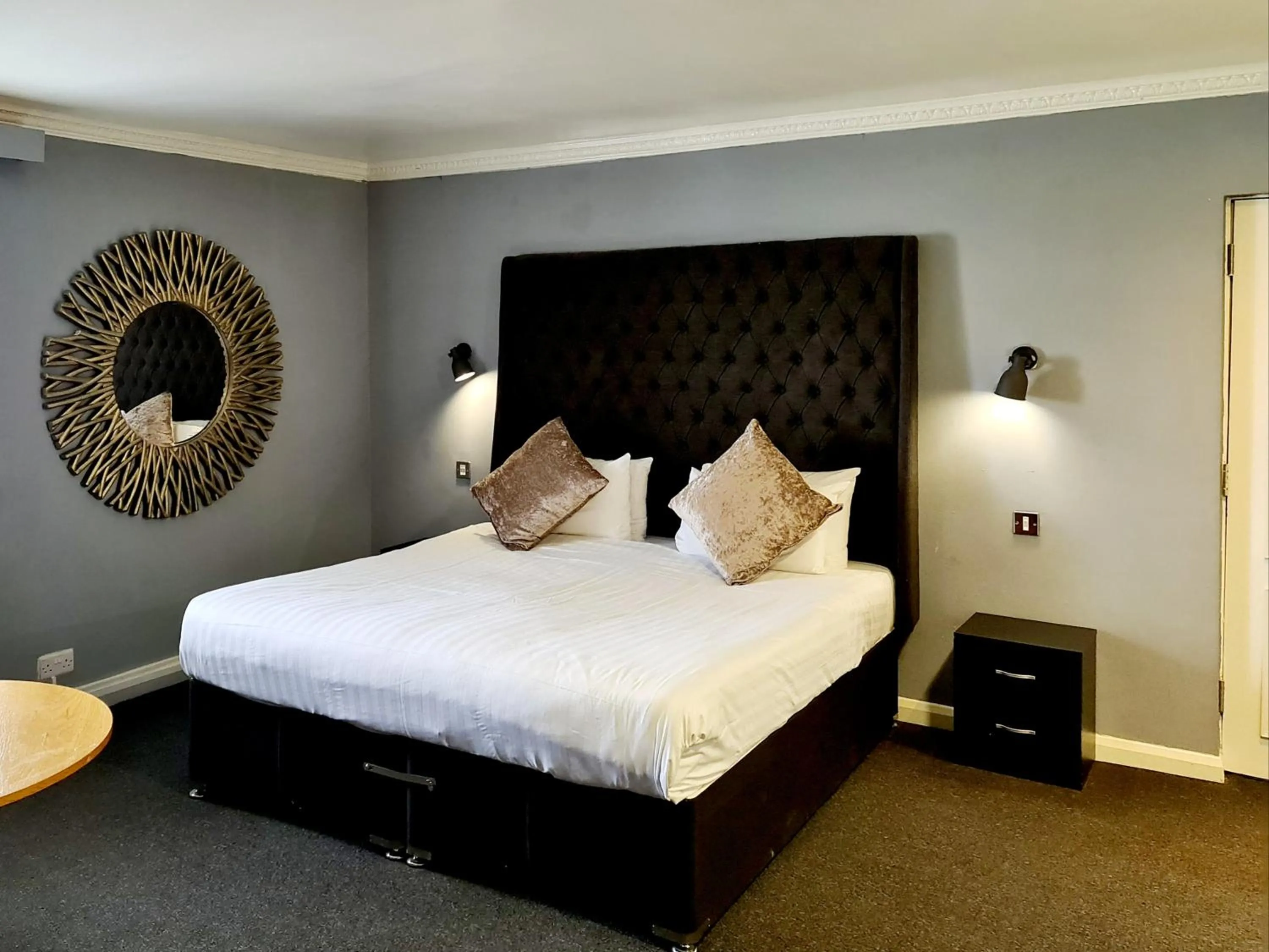 Bed in Barons Court Hotel Walsall
