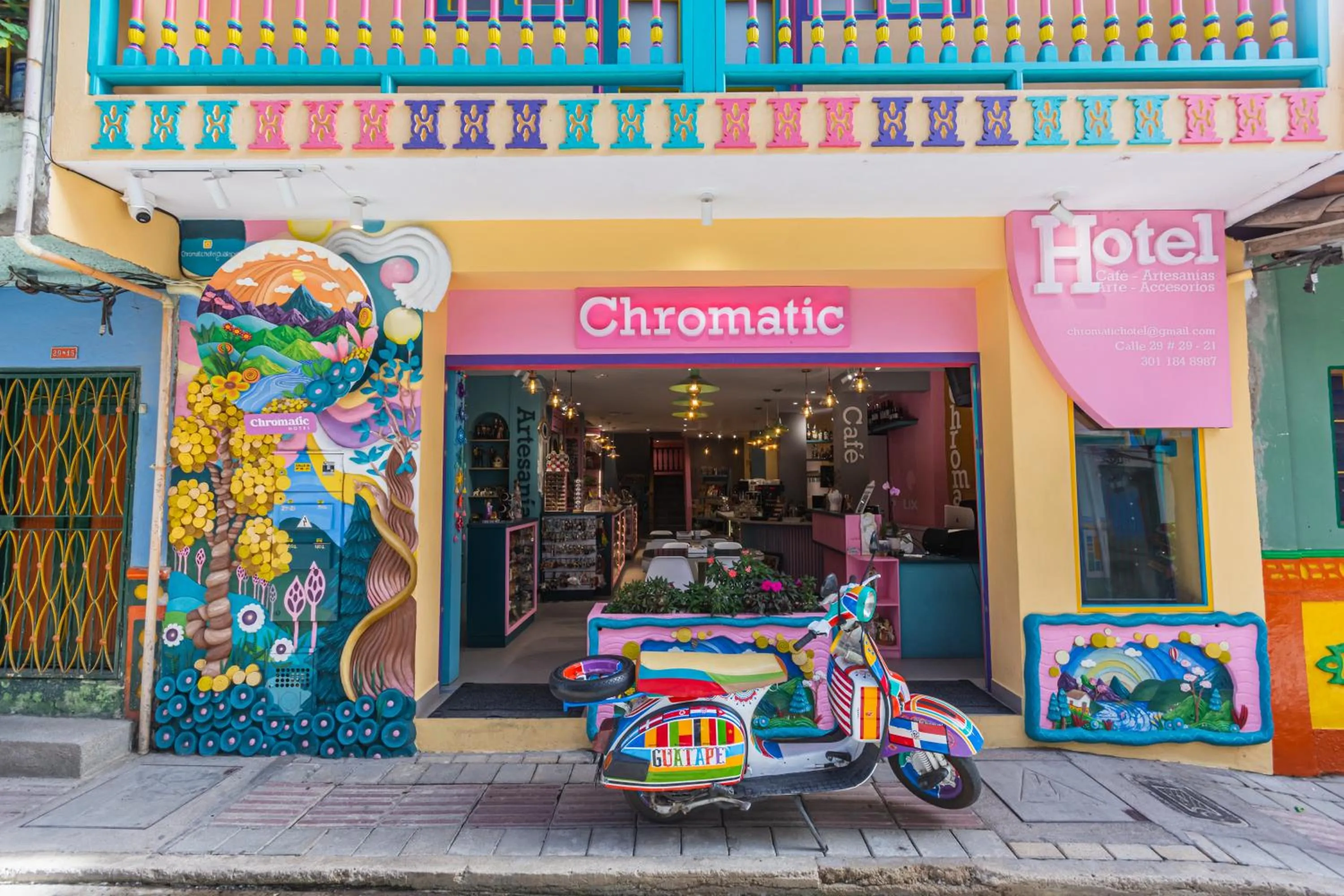 Day in Hotel Chromatic