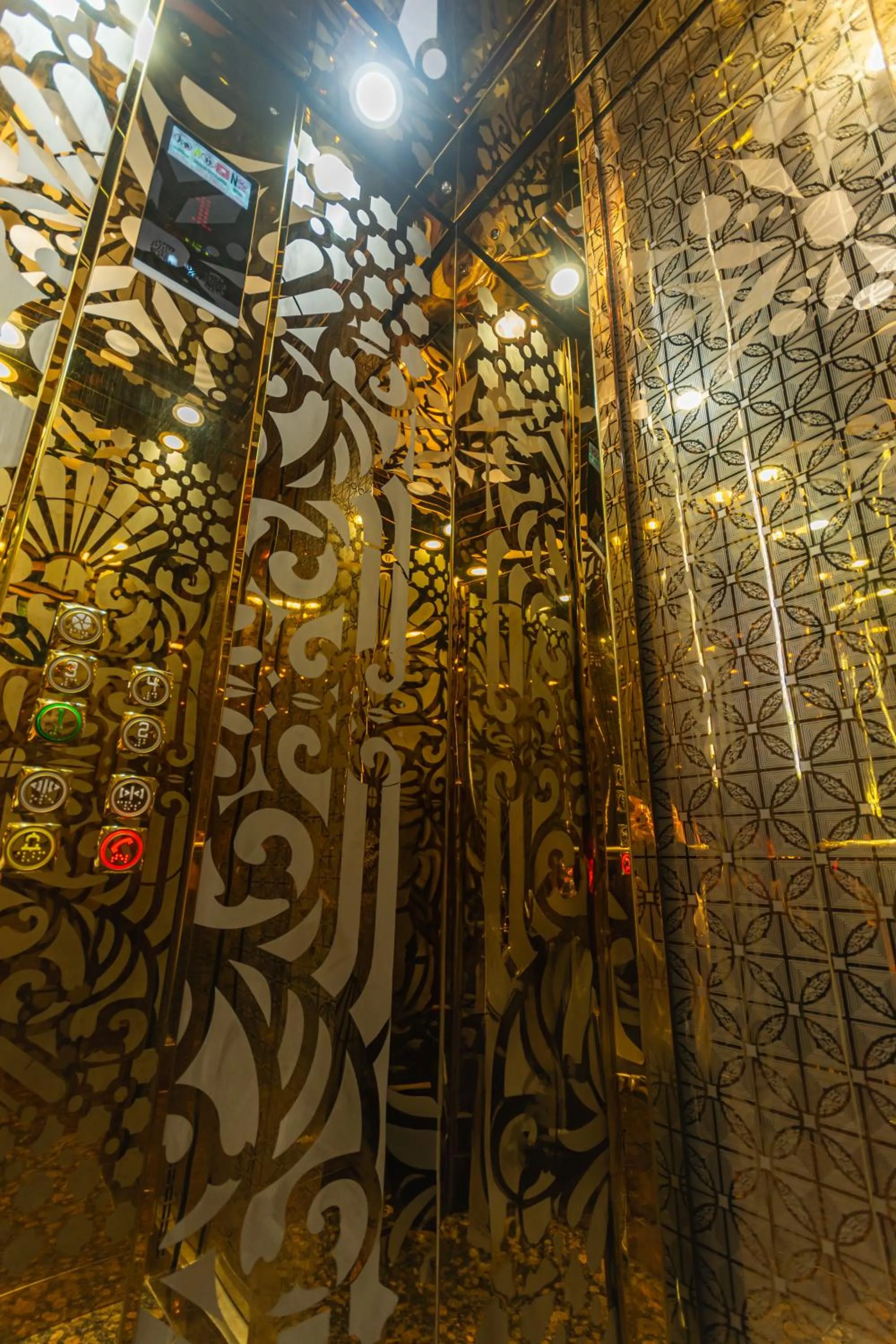 elevator in Hotel Chromatic