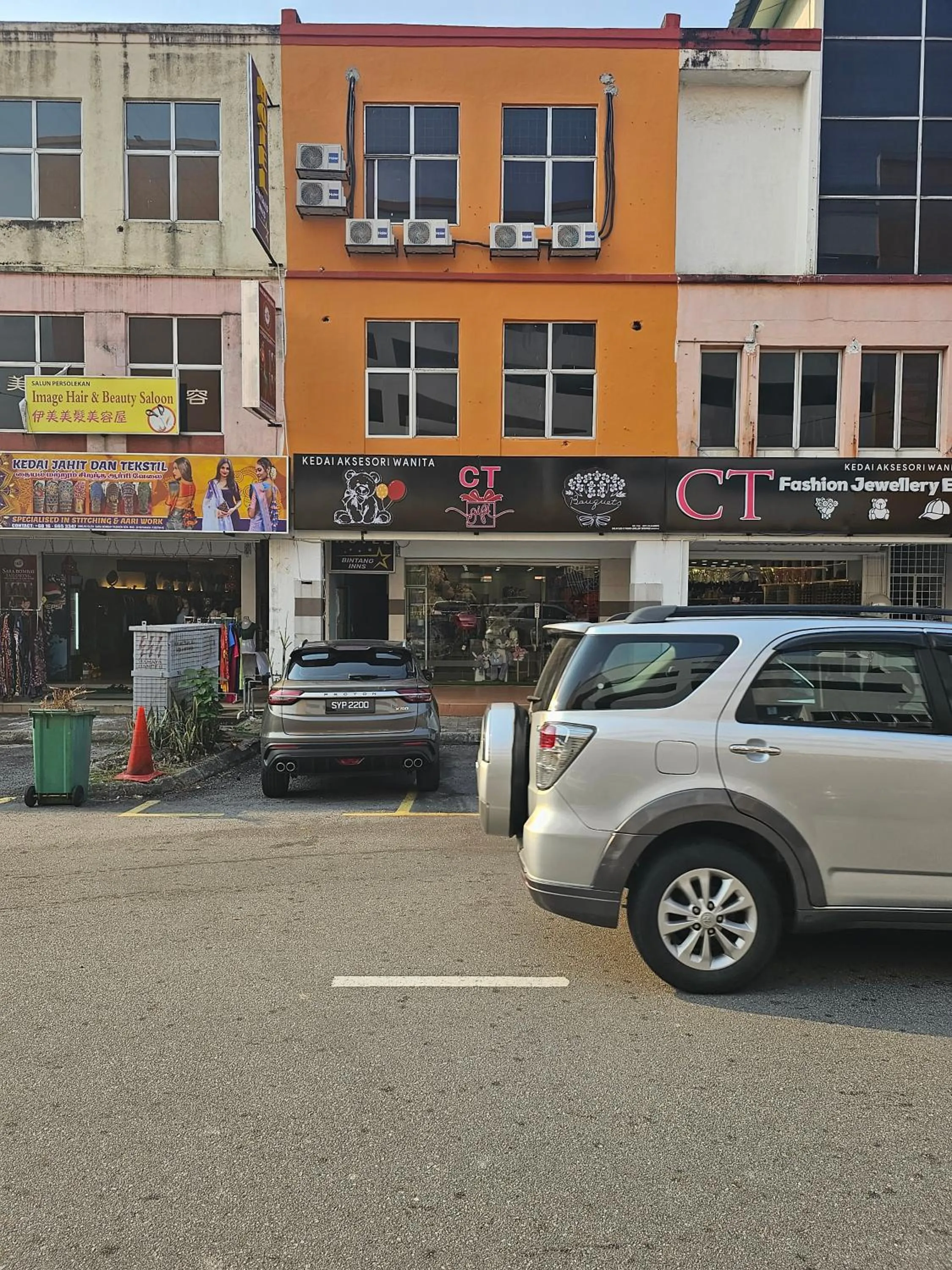 Facade/entrance in Hotel O Bintang Inns