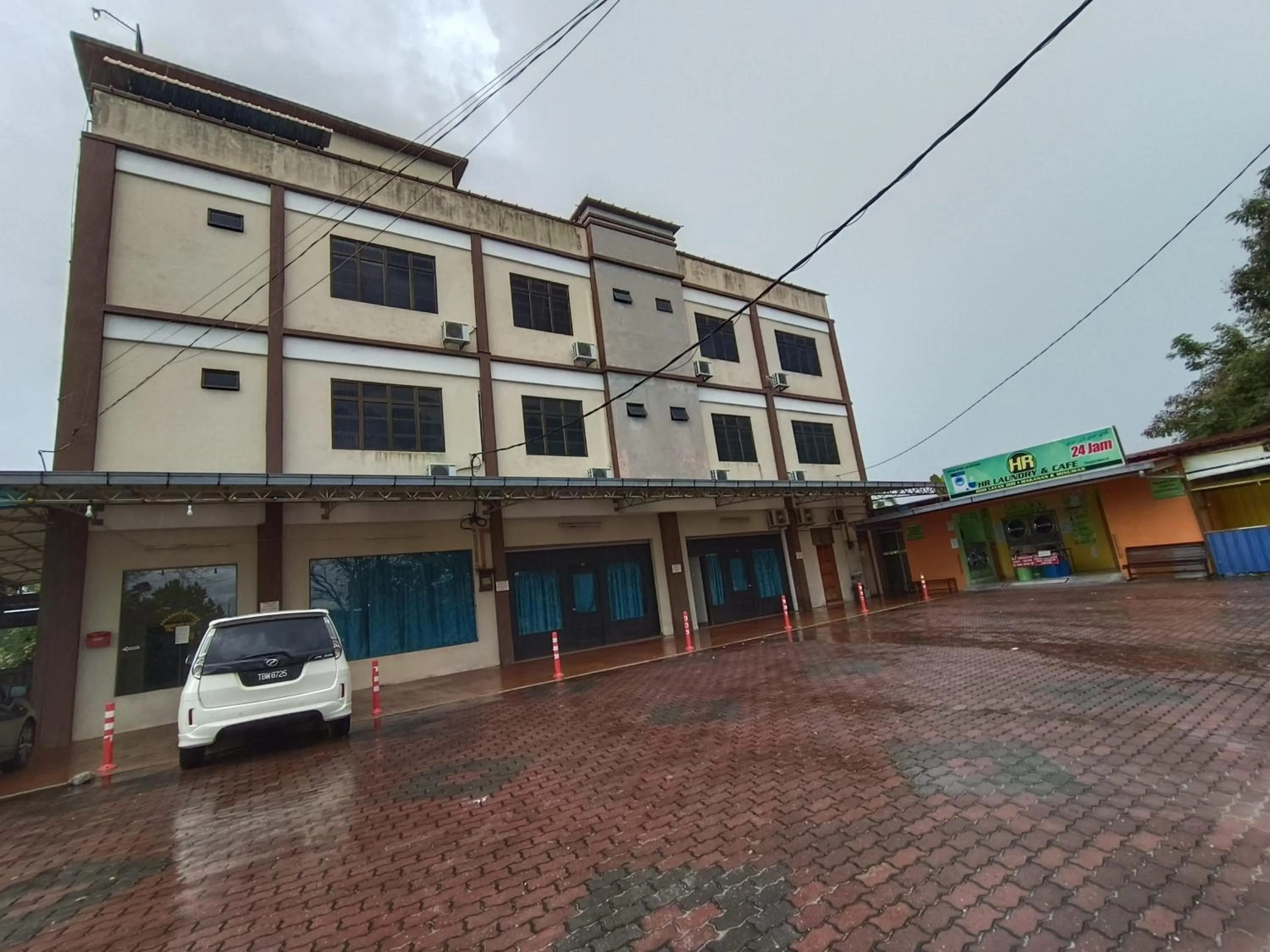 Facade/entrance in OYO 90868 Oba Hotel