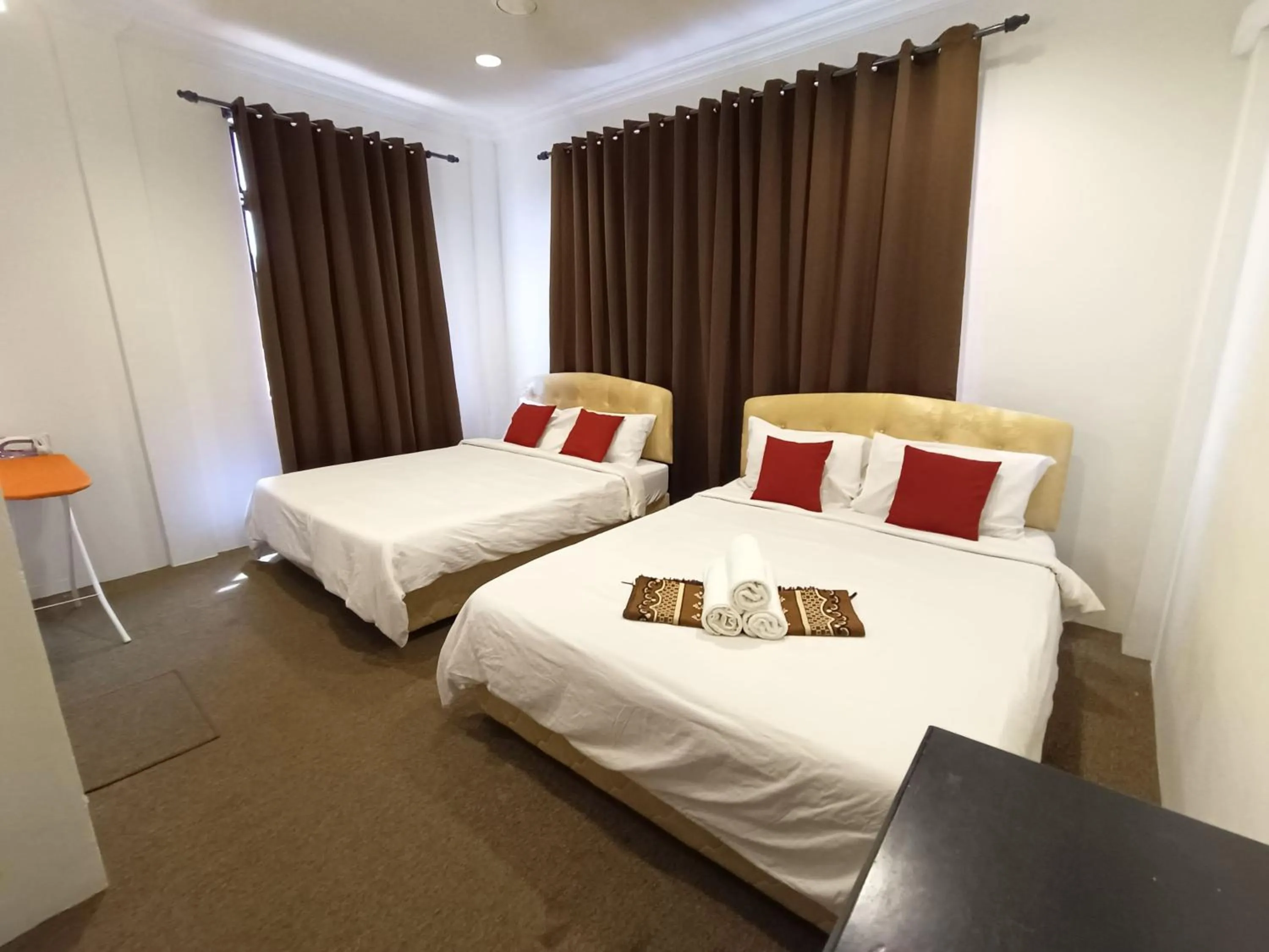 Bedroom in OYO 90868 Oba Hotel