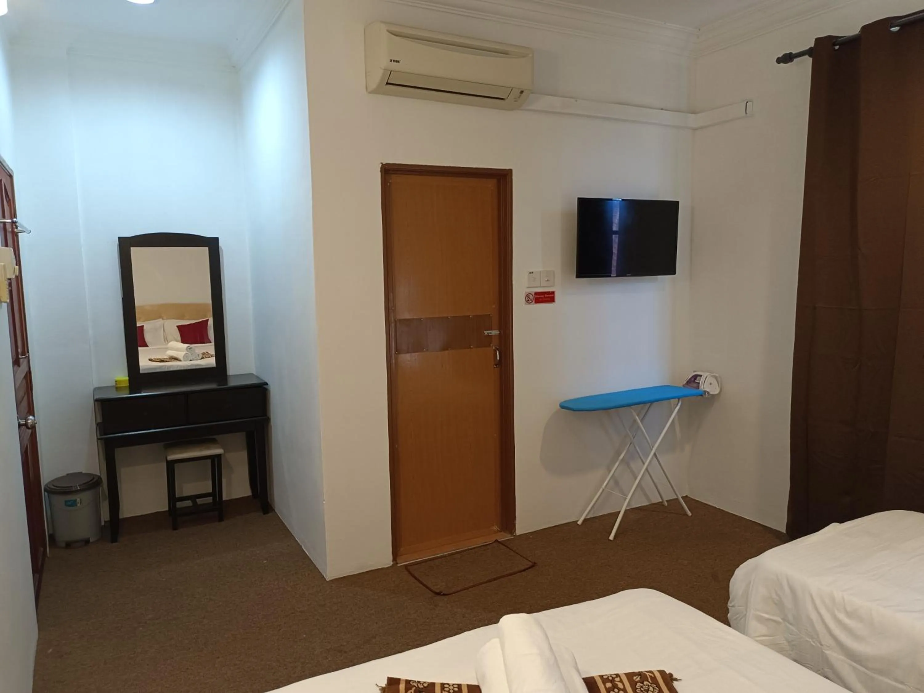 Bedroom in OYO 90868 Oba Hotel