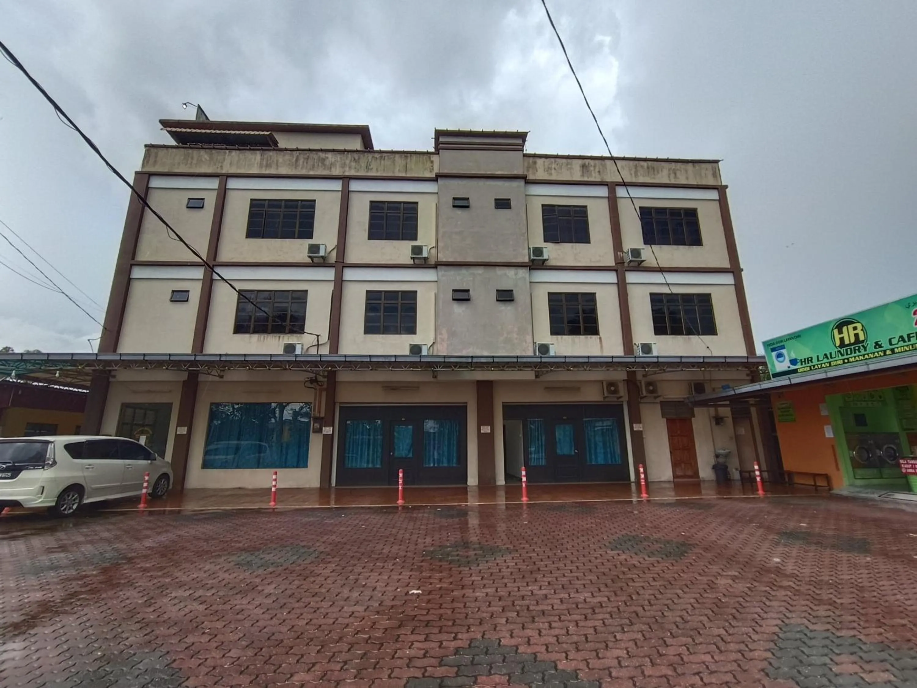 Facade/entrance in OYO 90868 Oba Hotel