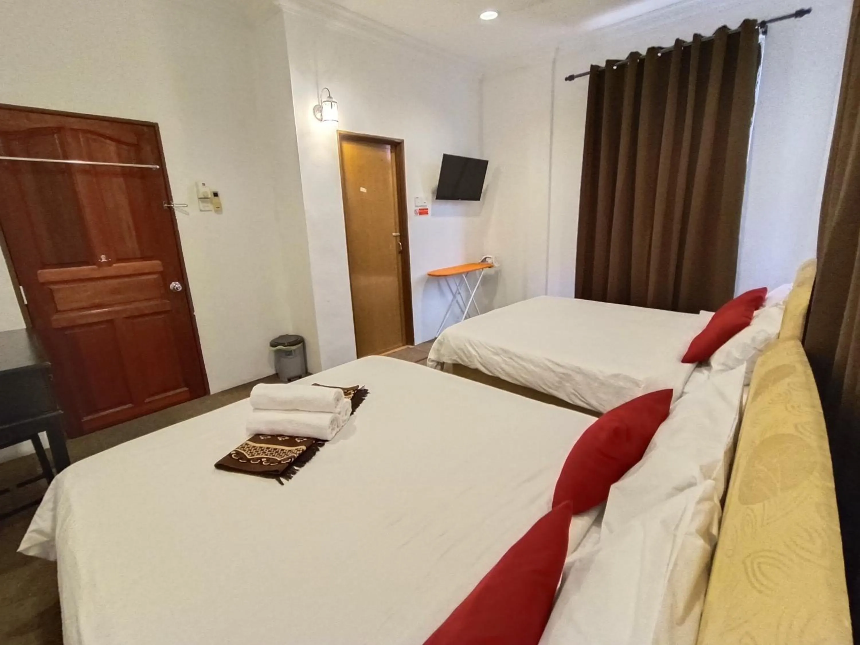 Bedroom in OYO 90868 Oba Hotel