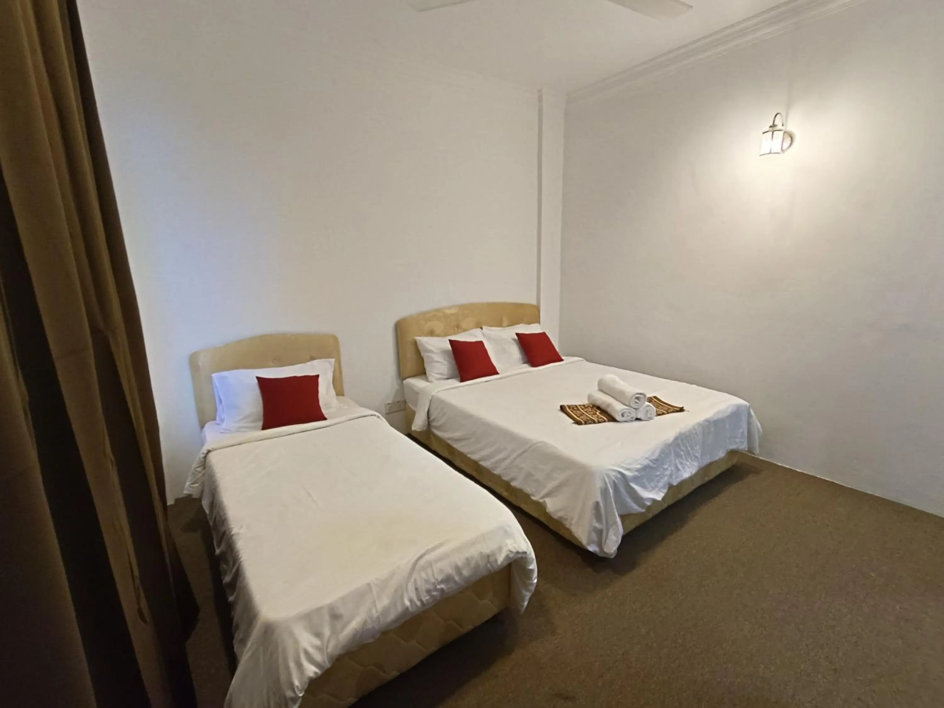 Bedroom in OYO 90868 Oba Hotel