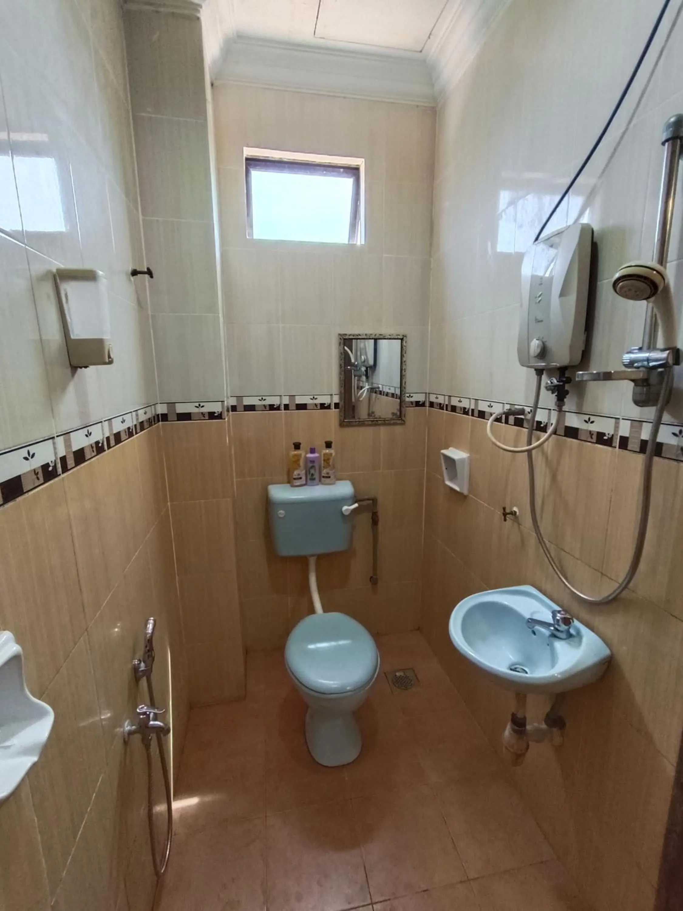 Bathroom in OYO 90868 Oba Hotel