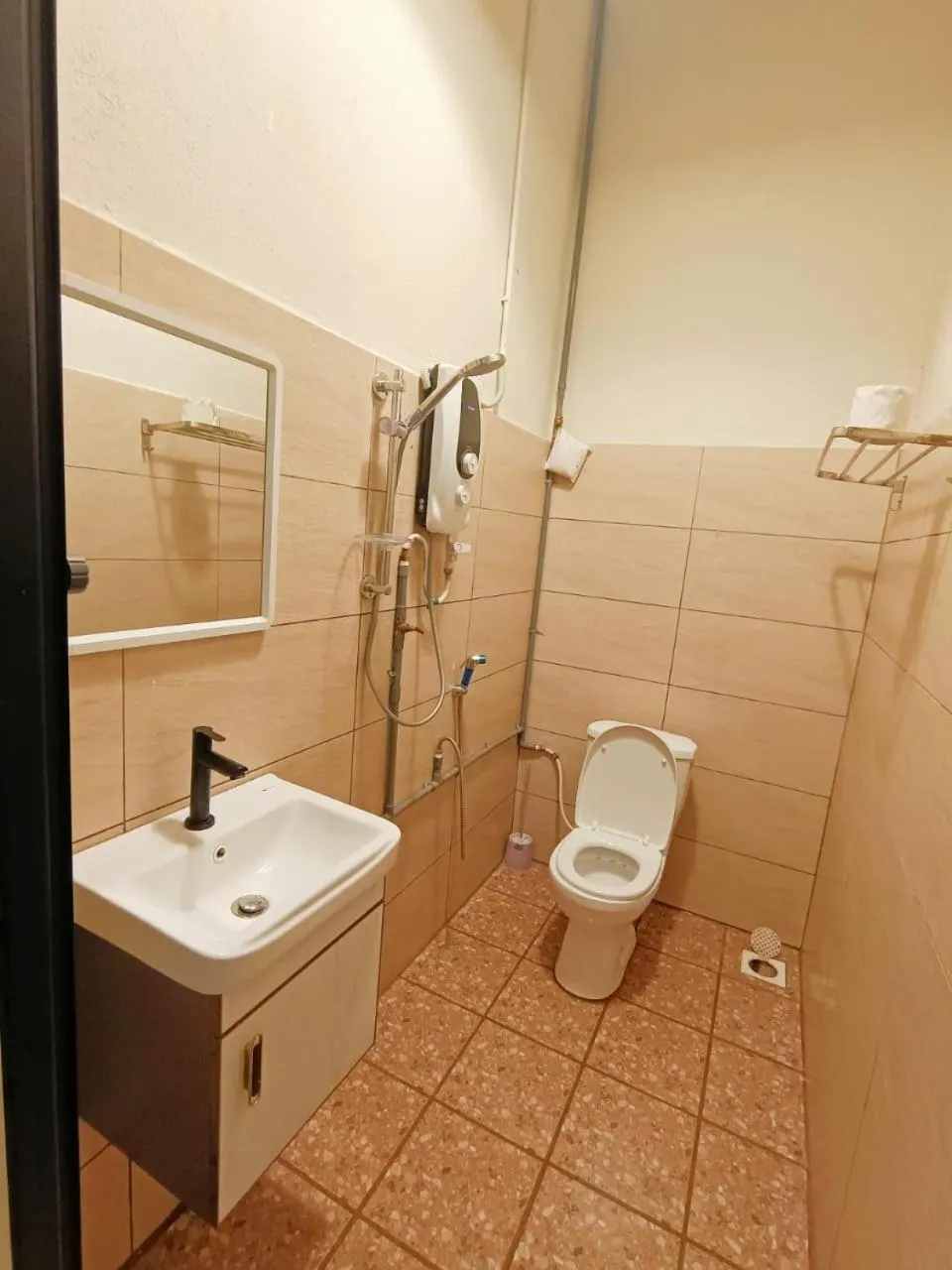 Bathroom in Collection O 90858 Bentong Wellness Homestay Midland