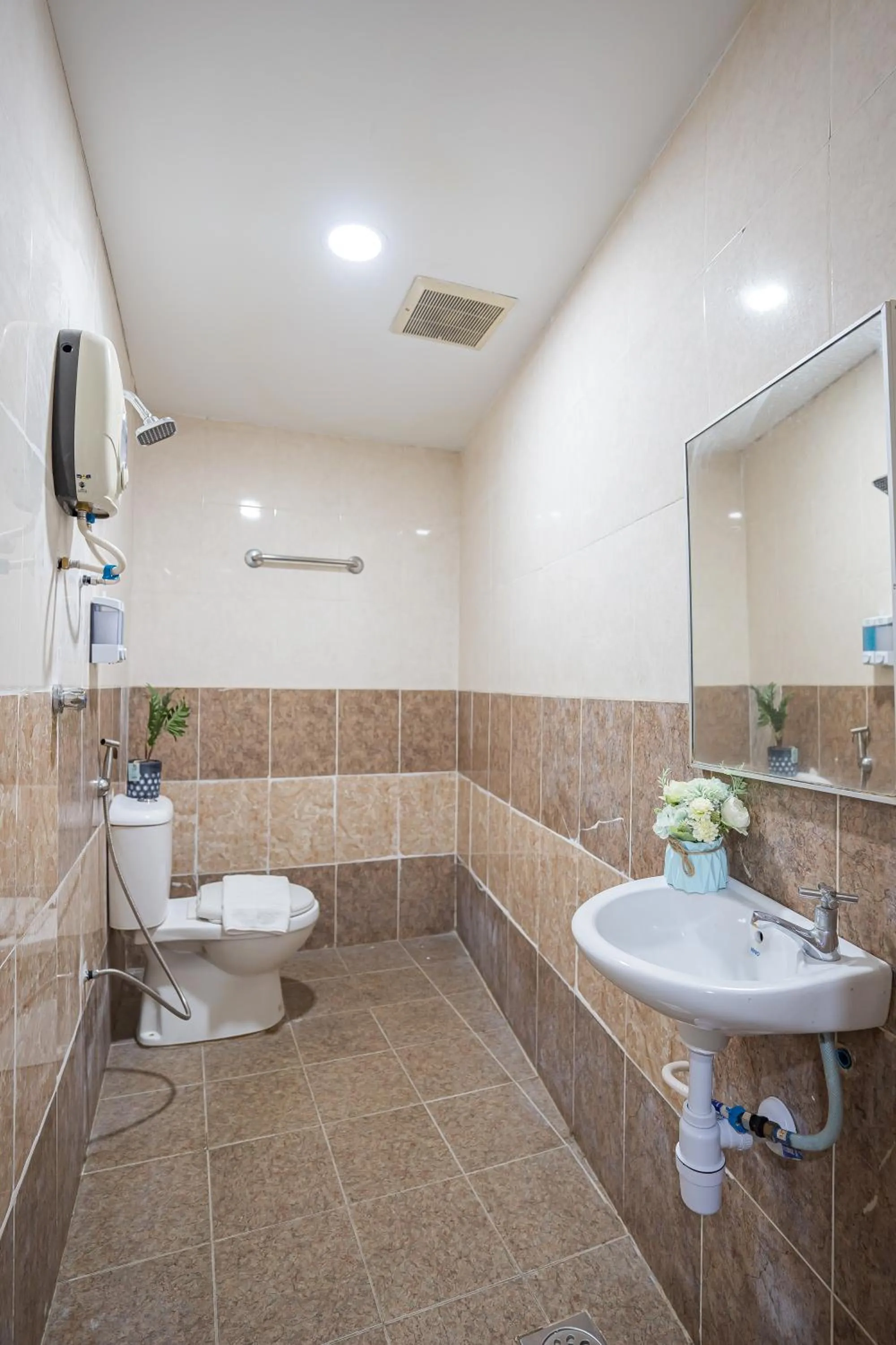 Shower in HOTEL 28 RAPID