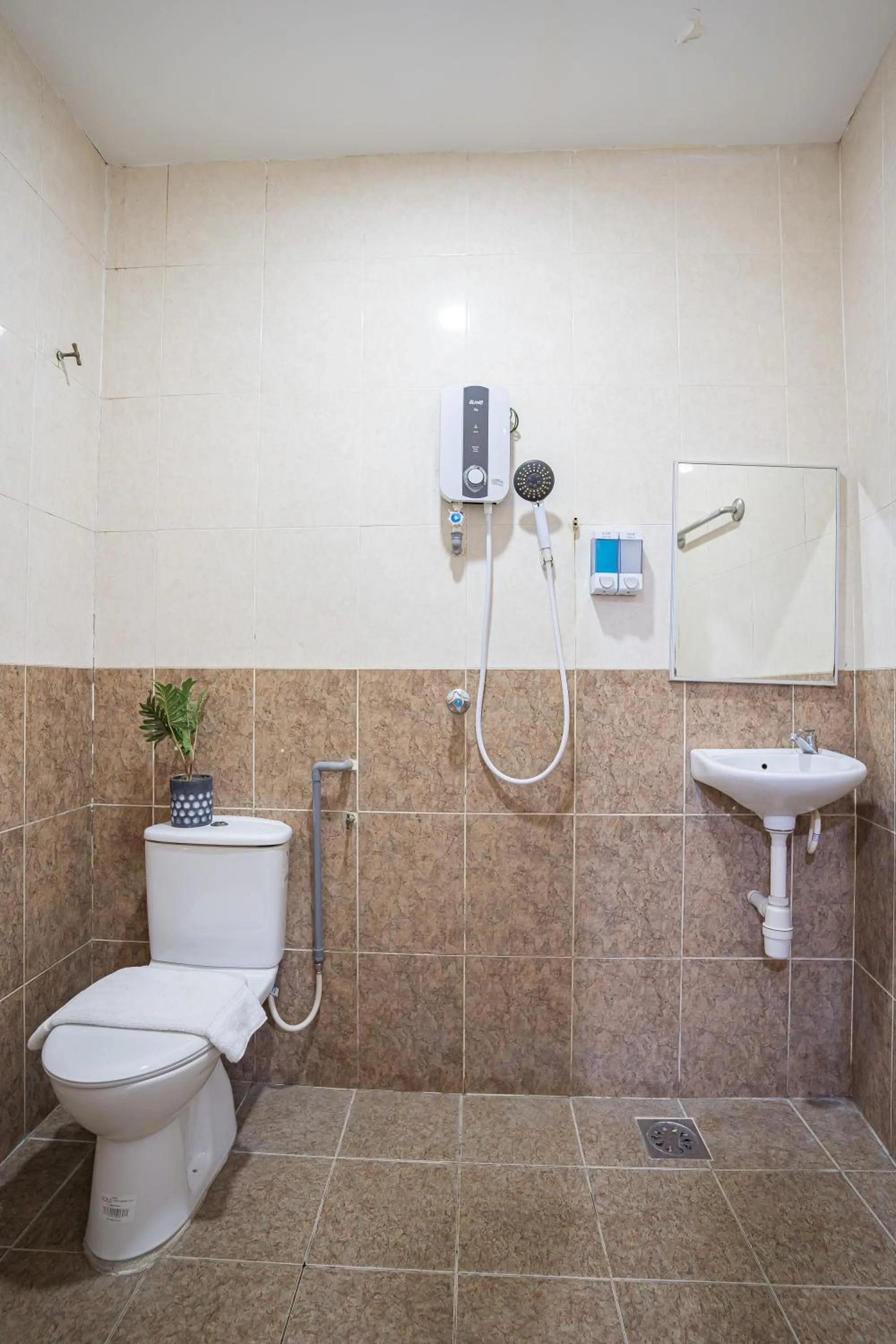 Shower in HOTEL 28 RAPID