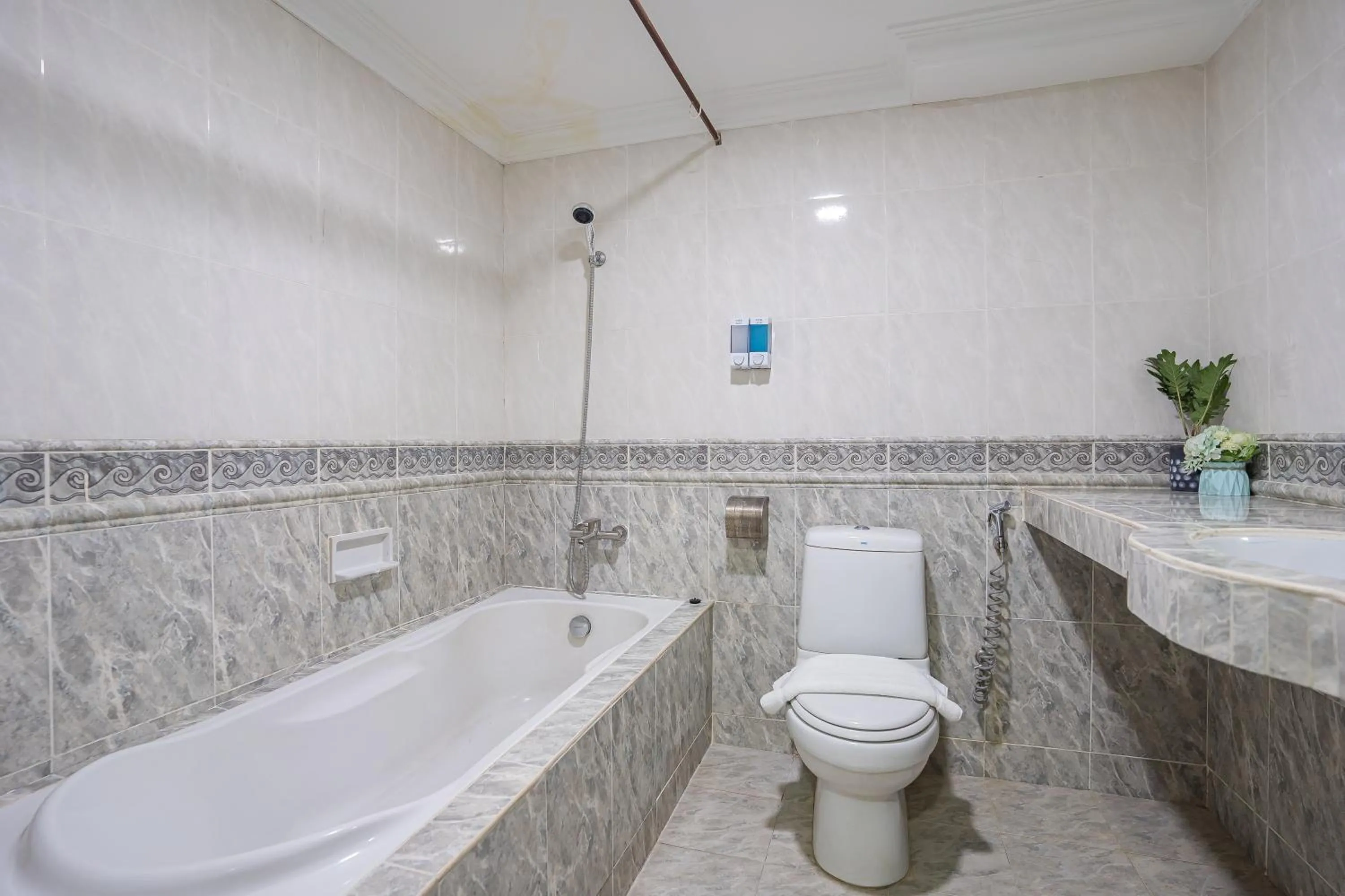 Shower in HOTEL 28 RAPID