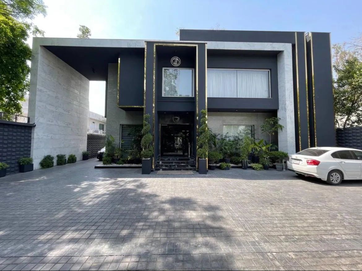 Property building in Villa Vista