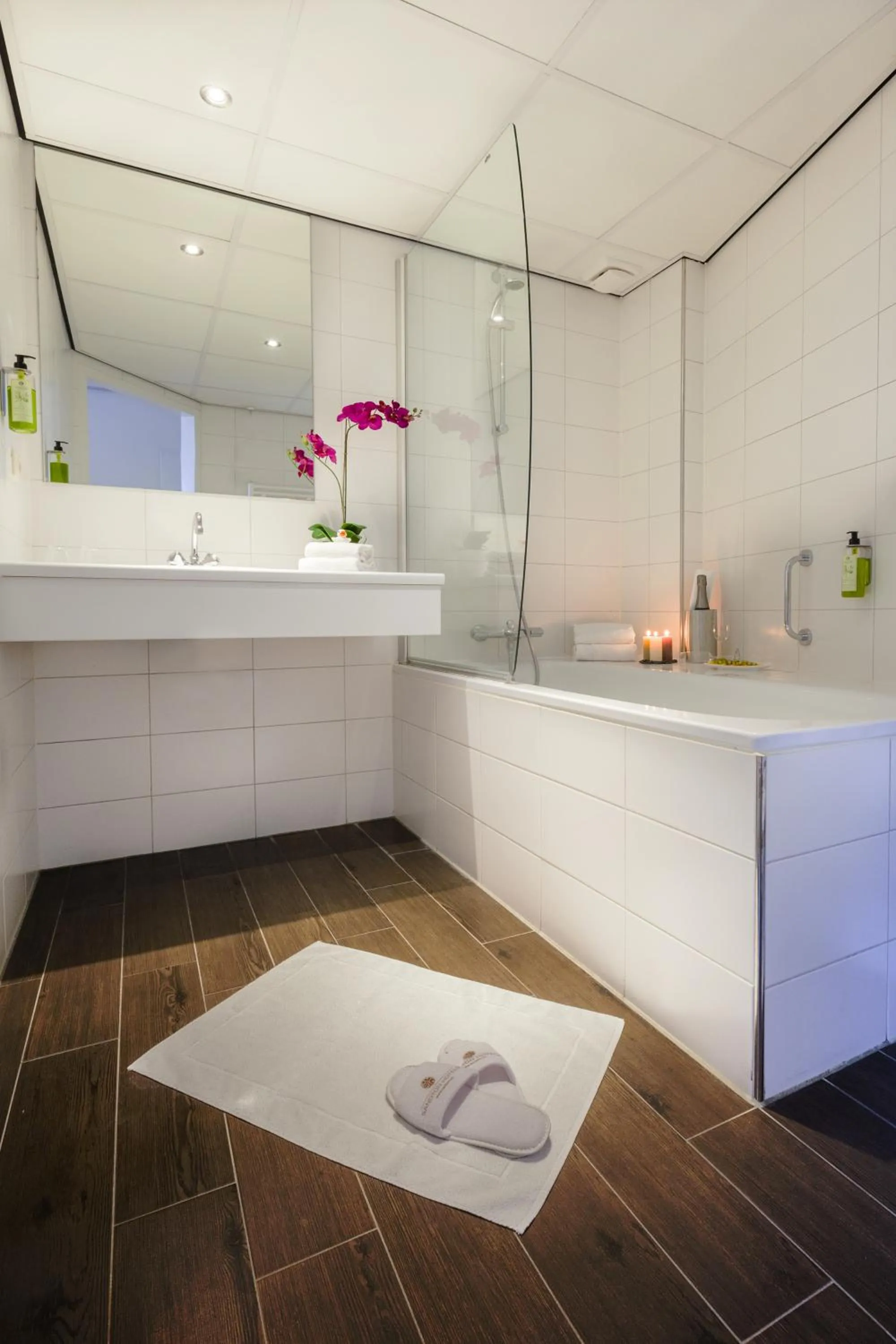 Bathroom in Sandton Eindhoven Centre - Private parking