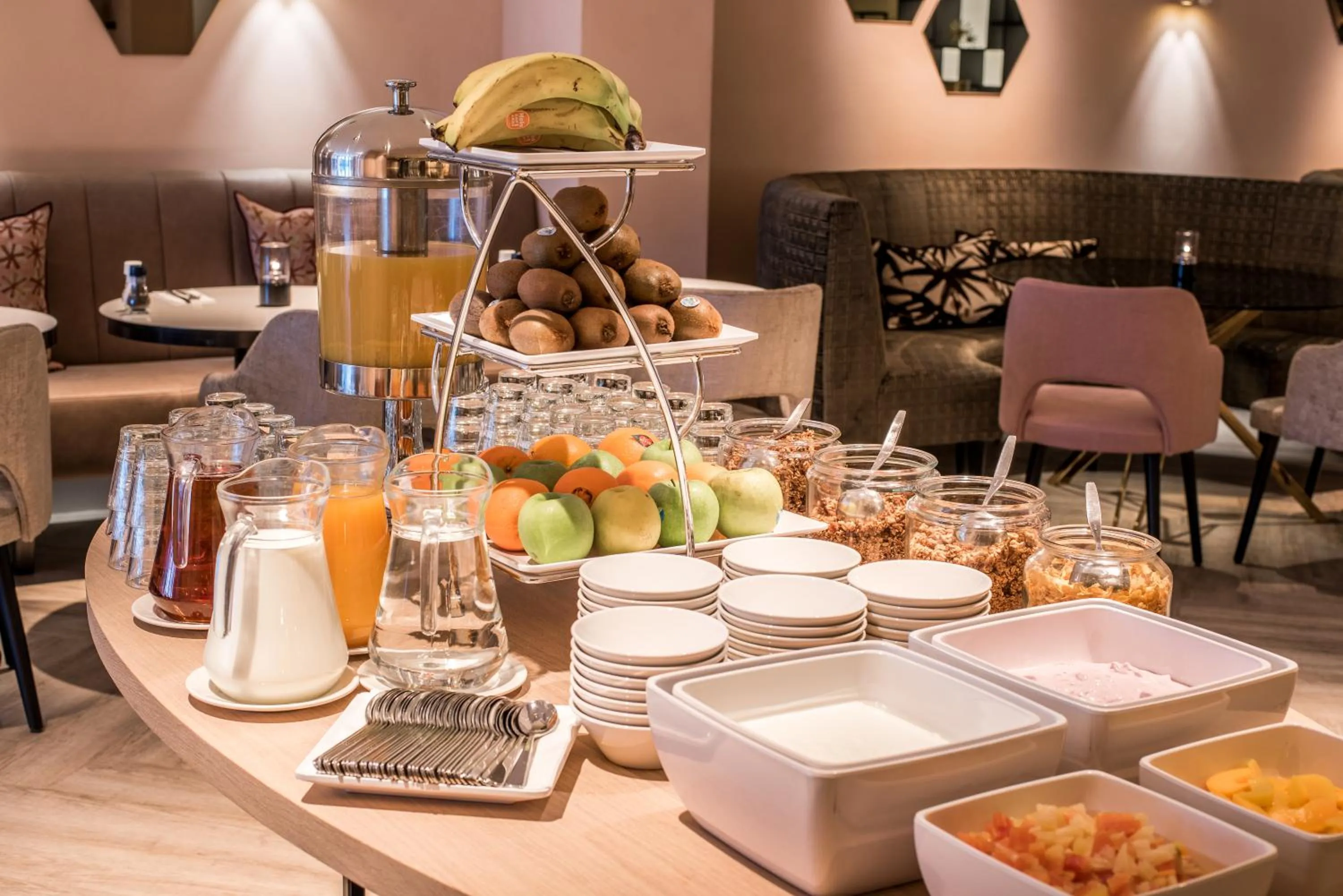 Buffet breakfast in Sandton Eindhoven Centre - Private parking
