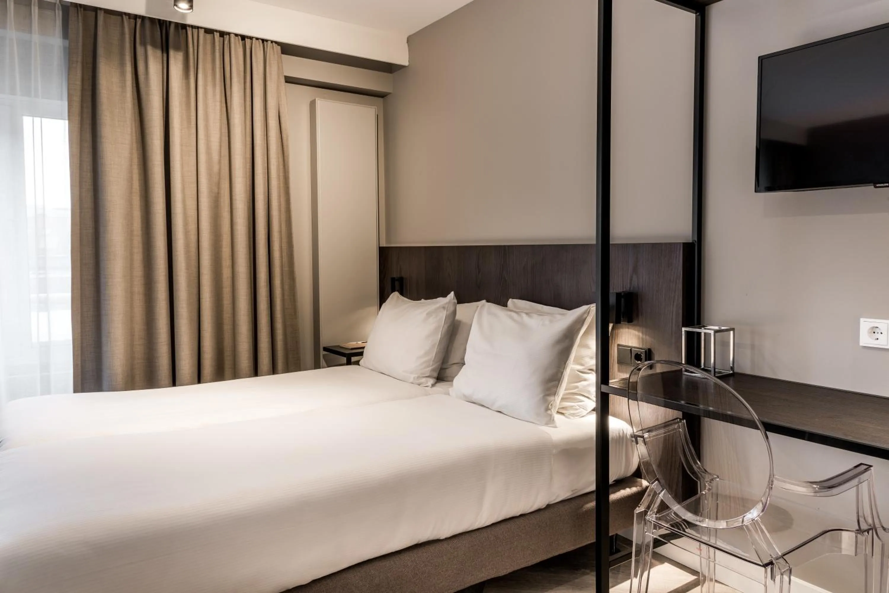 Photo of the whole room, Bed in Sandton Eindhoven Centre - Private parking