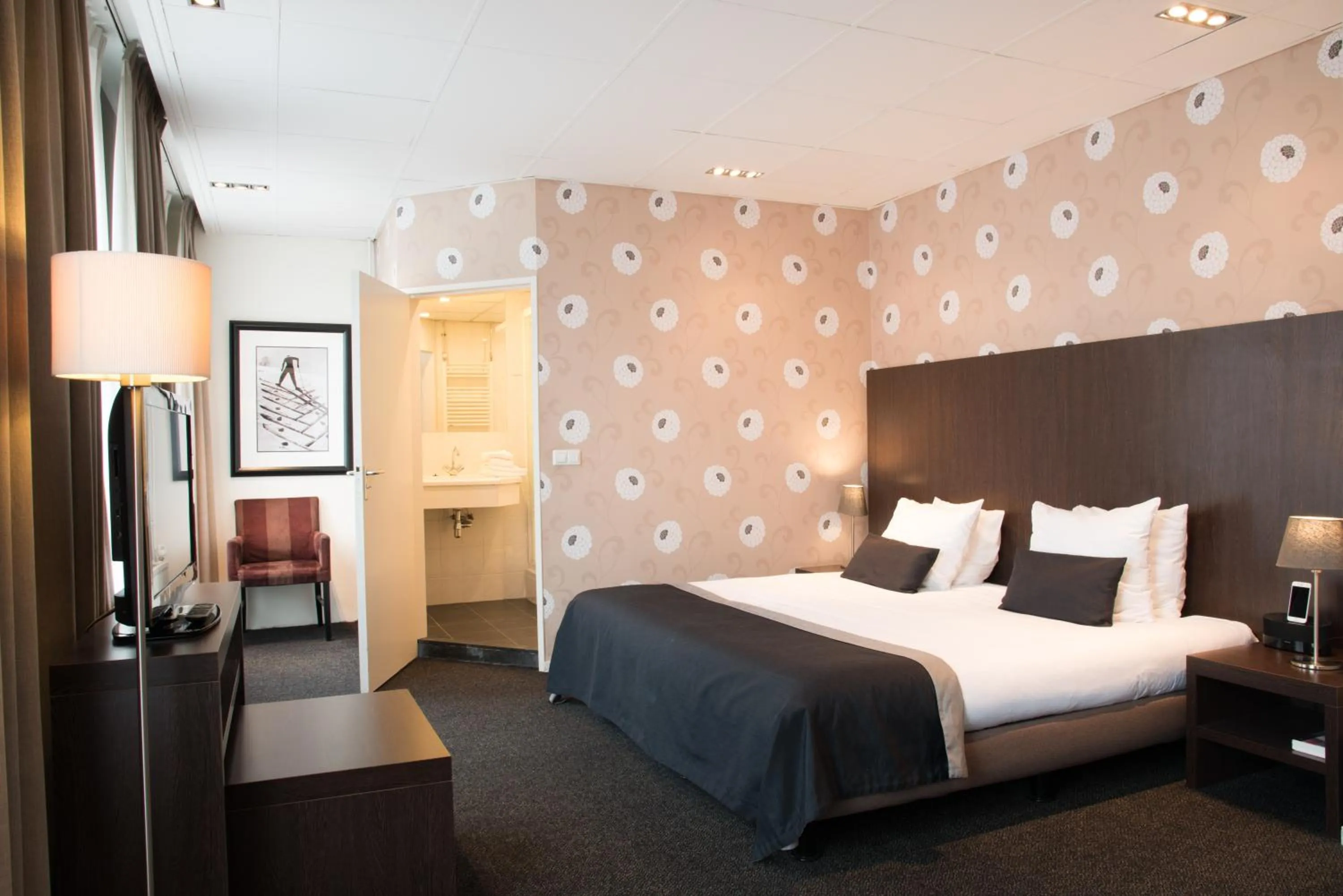 Photo of the whole room, Bed in Sandton Eindhoven Centre - Private parking