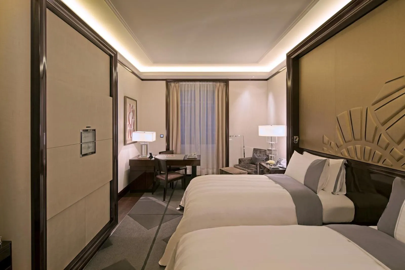 Bedroom, Bed in The Peninsula Paris