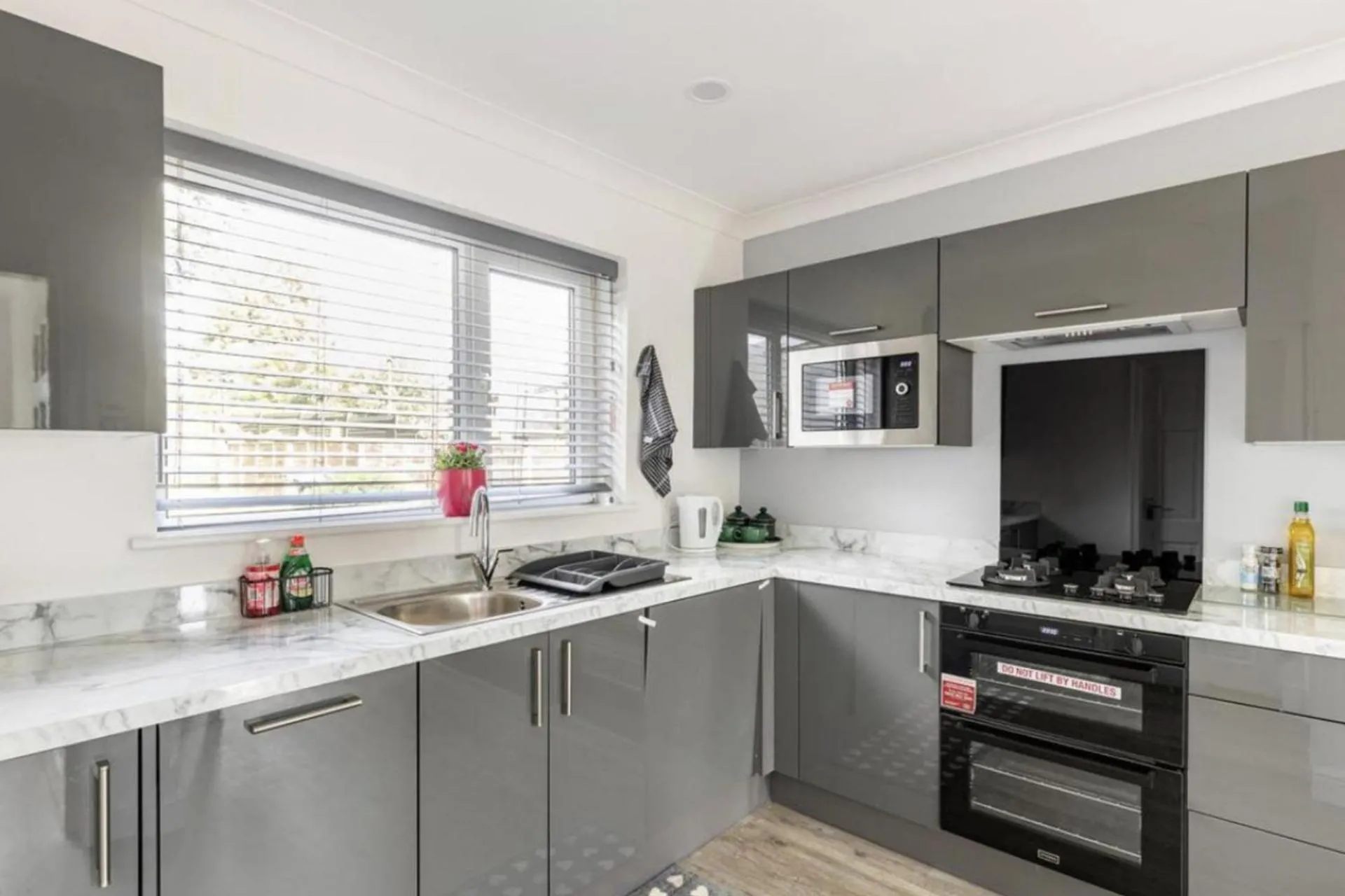 3 Bed House - Sleeps 5 - Parking - Garden - Wifi