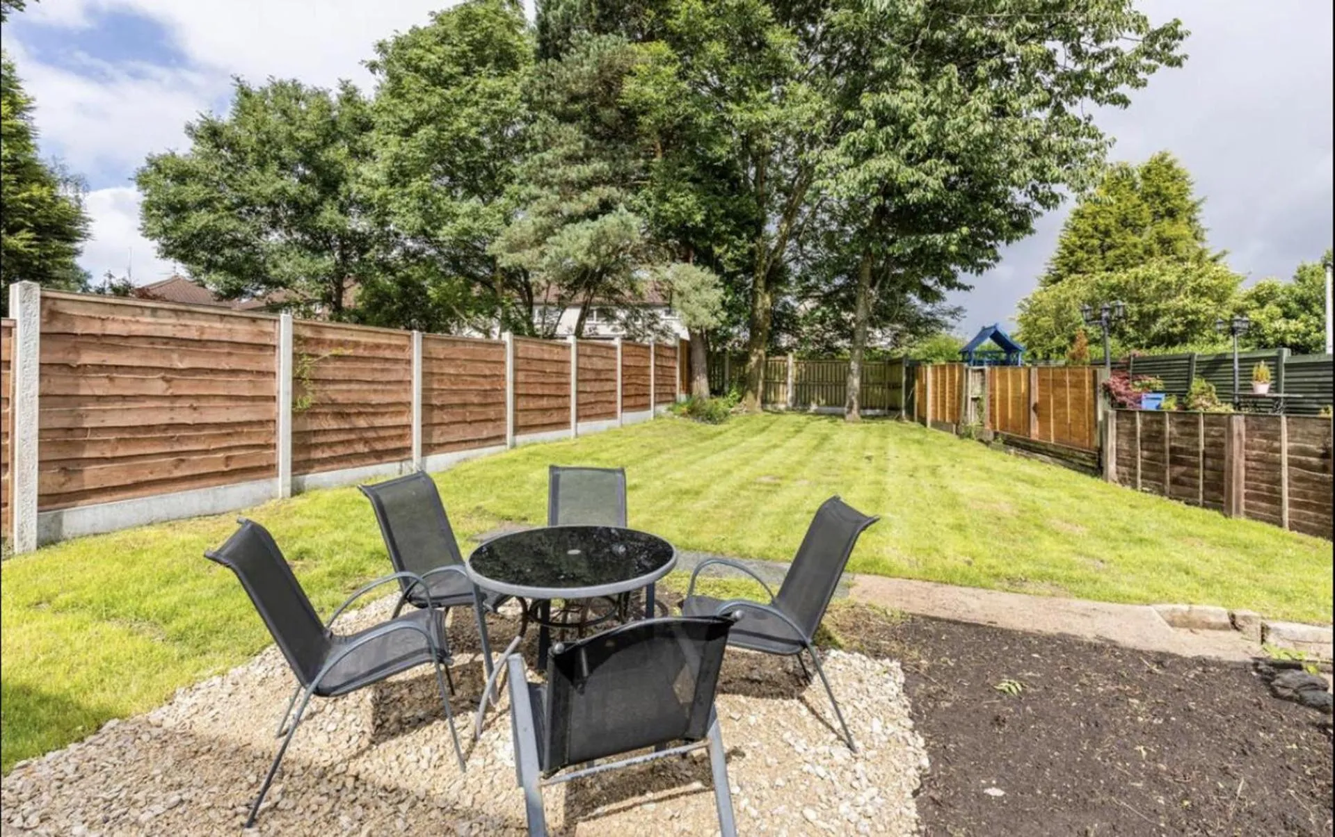 Vacation Home in 3 Bed House - Sleeps 5 - Parking - Garden - Wifi