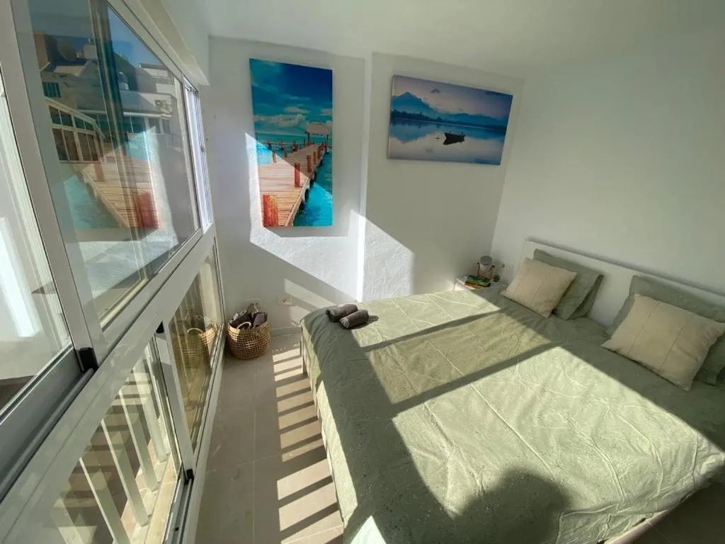 Bed in Sunny Cozy & Pretty Penthouse in Central SC