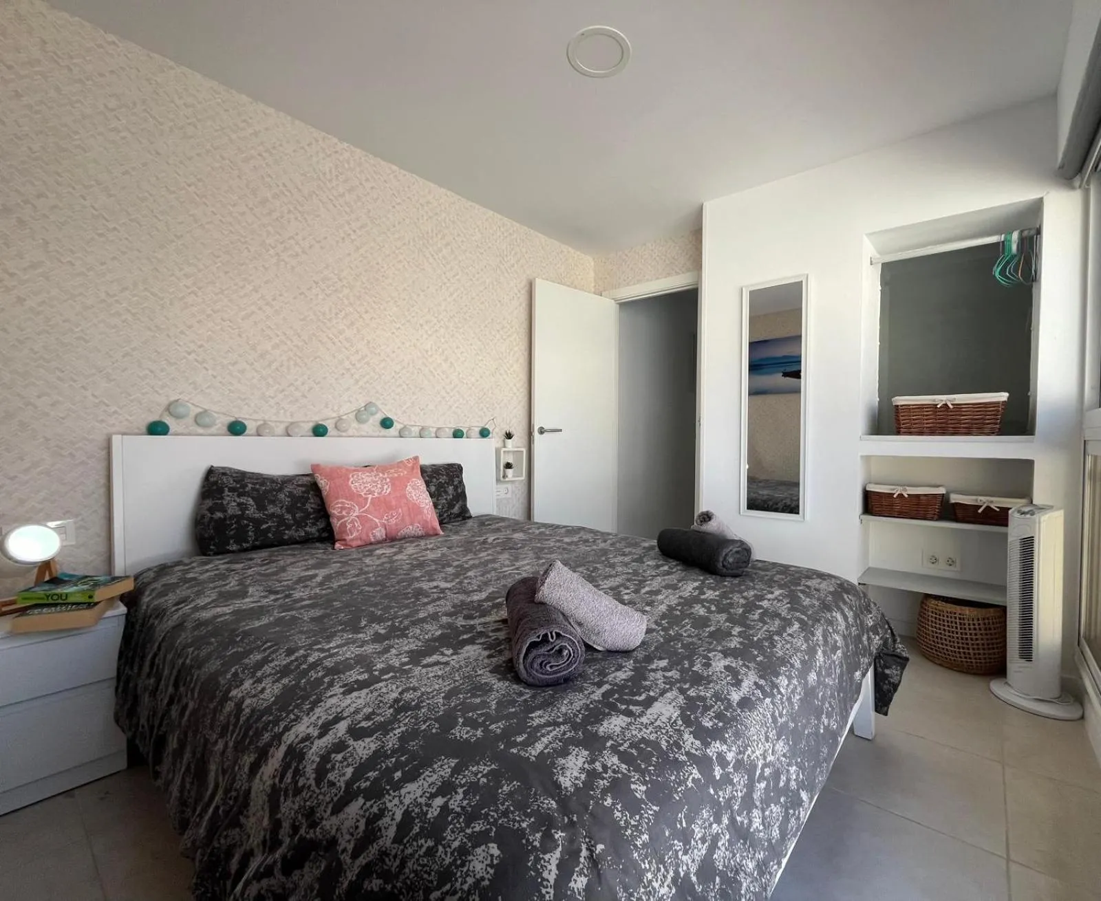 Bed in Sunny Cozy & Pretty Penthouse in Central SC