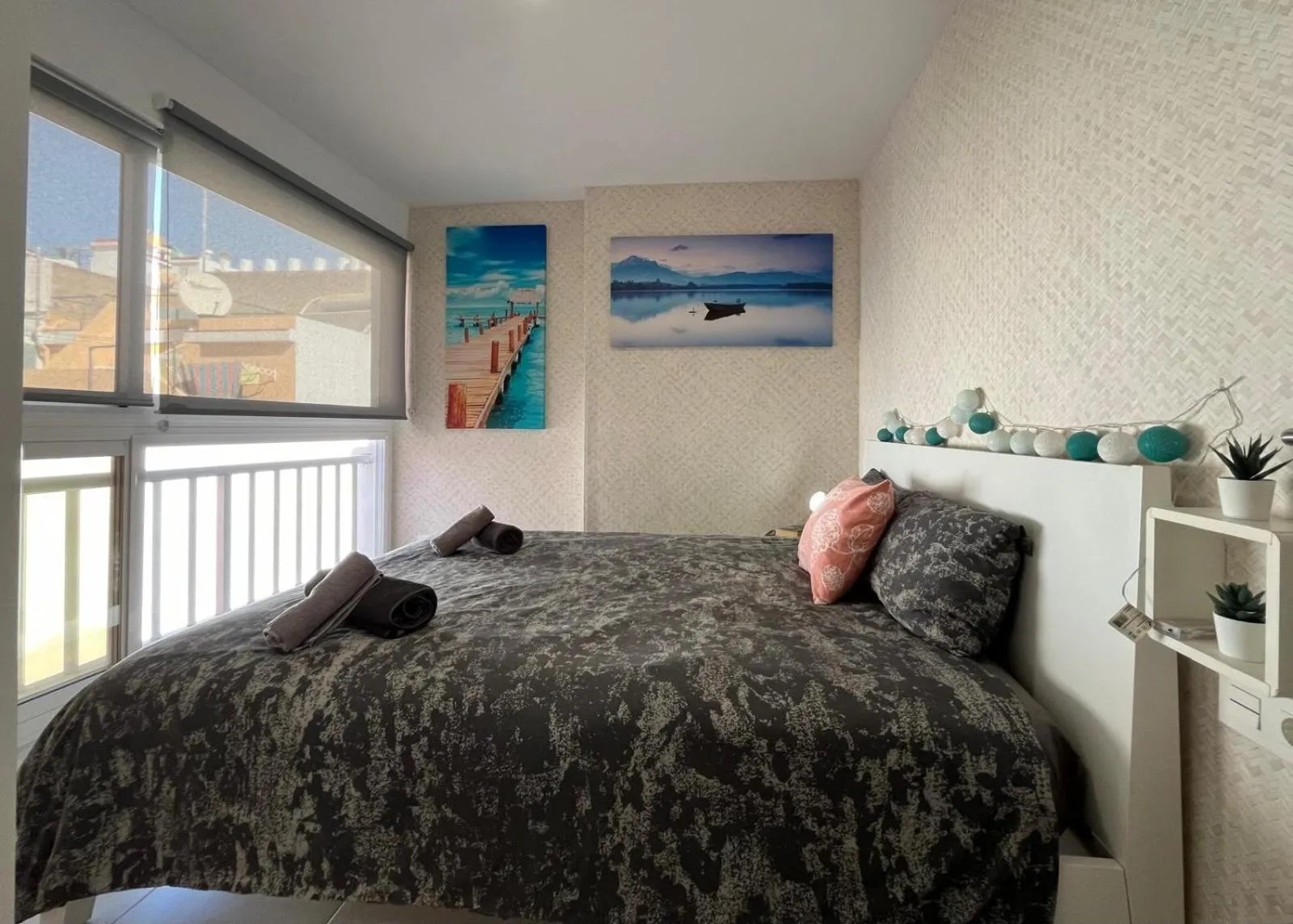 Bed in Sunny Cozy & Pretty Penthouse in Central SC