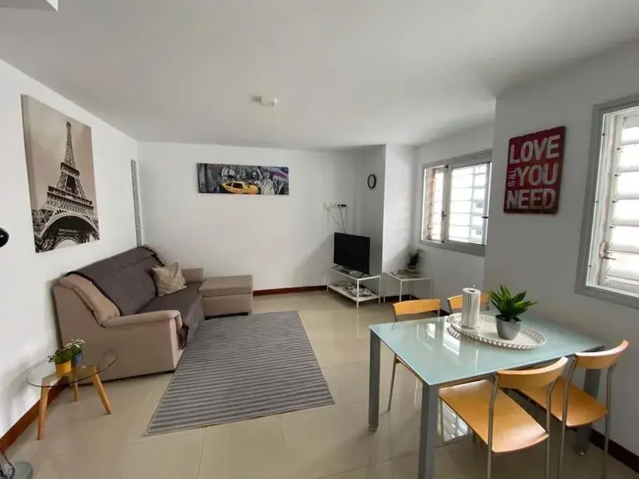 Bright lovely quiet flat very centric in SC Bright lovely quiet flat very centric in SC
