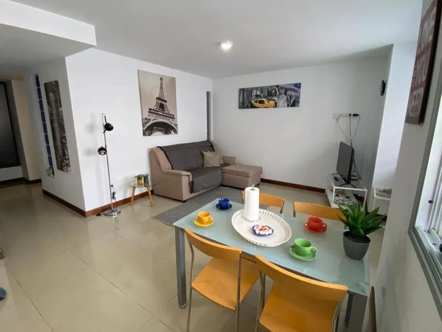 Bright lovely quiet flat very centric in SC