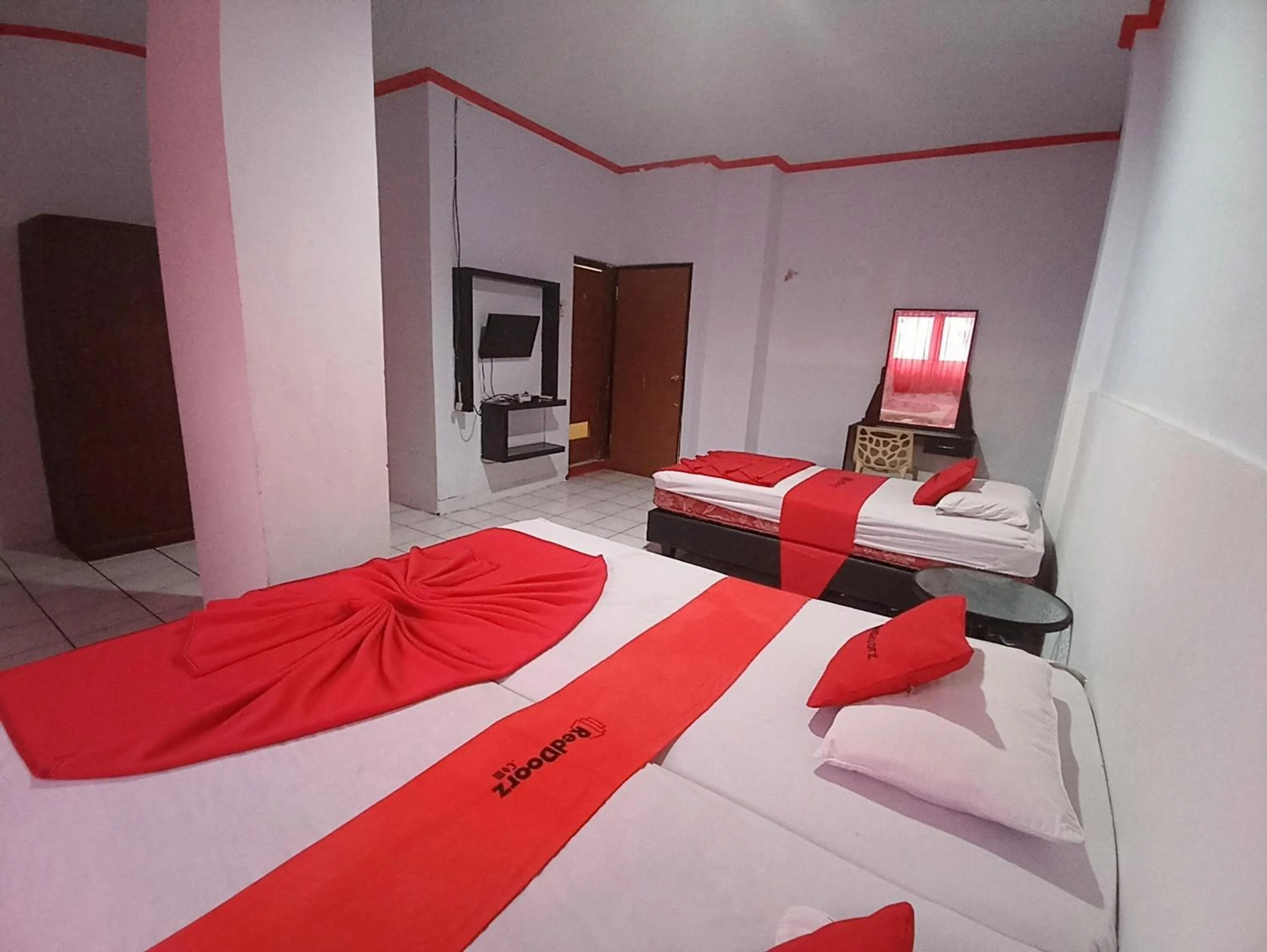 Bedroom, Bed in RedDoorz near Sam Ratulangi Manado