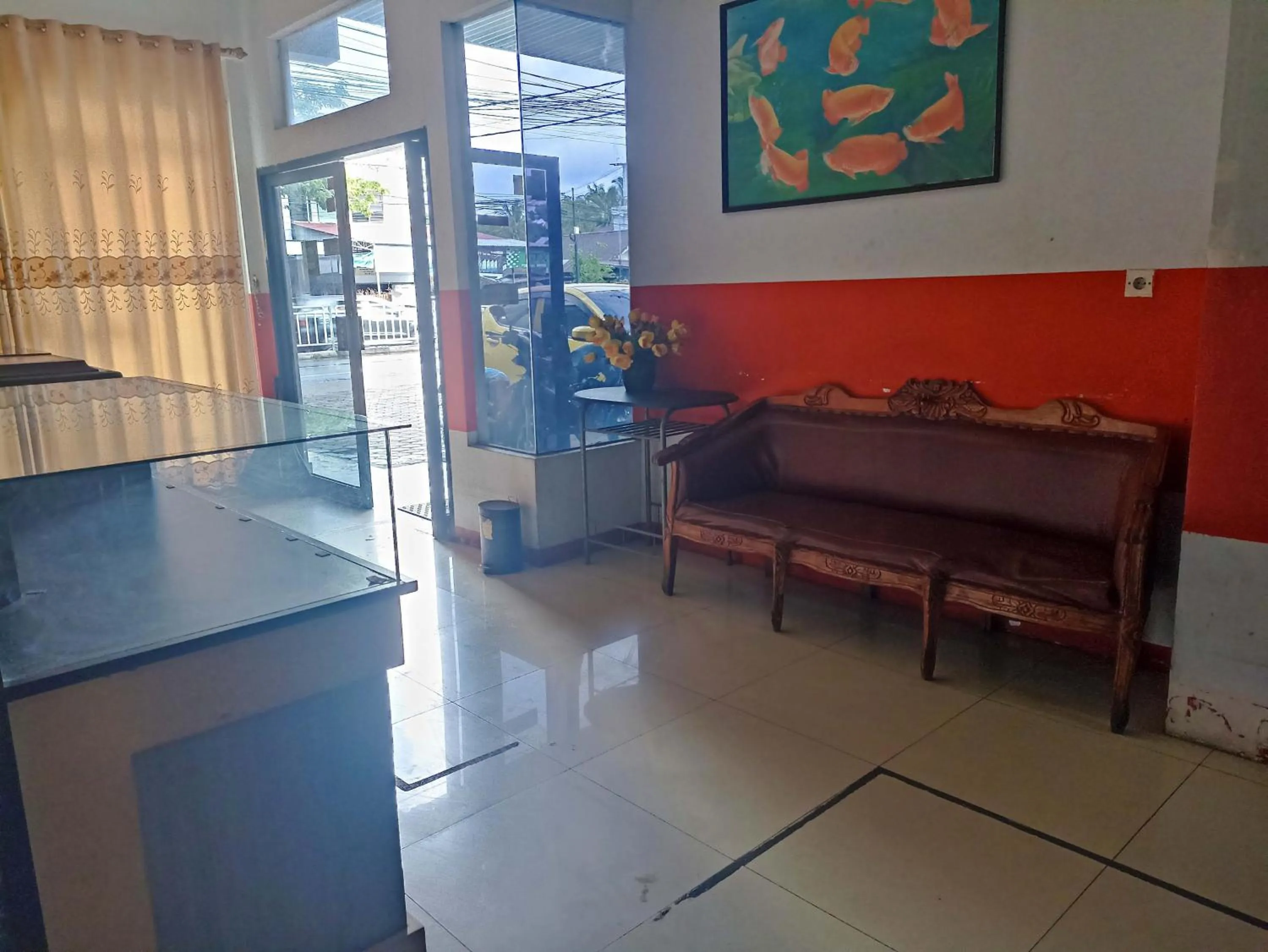 Seating area in RedDoorz near Sam Ratulangi Manado