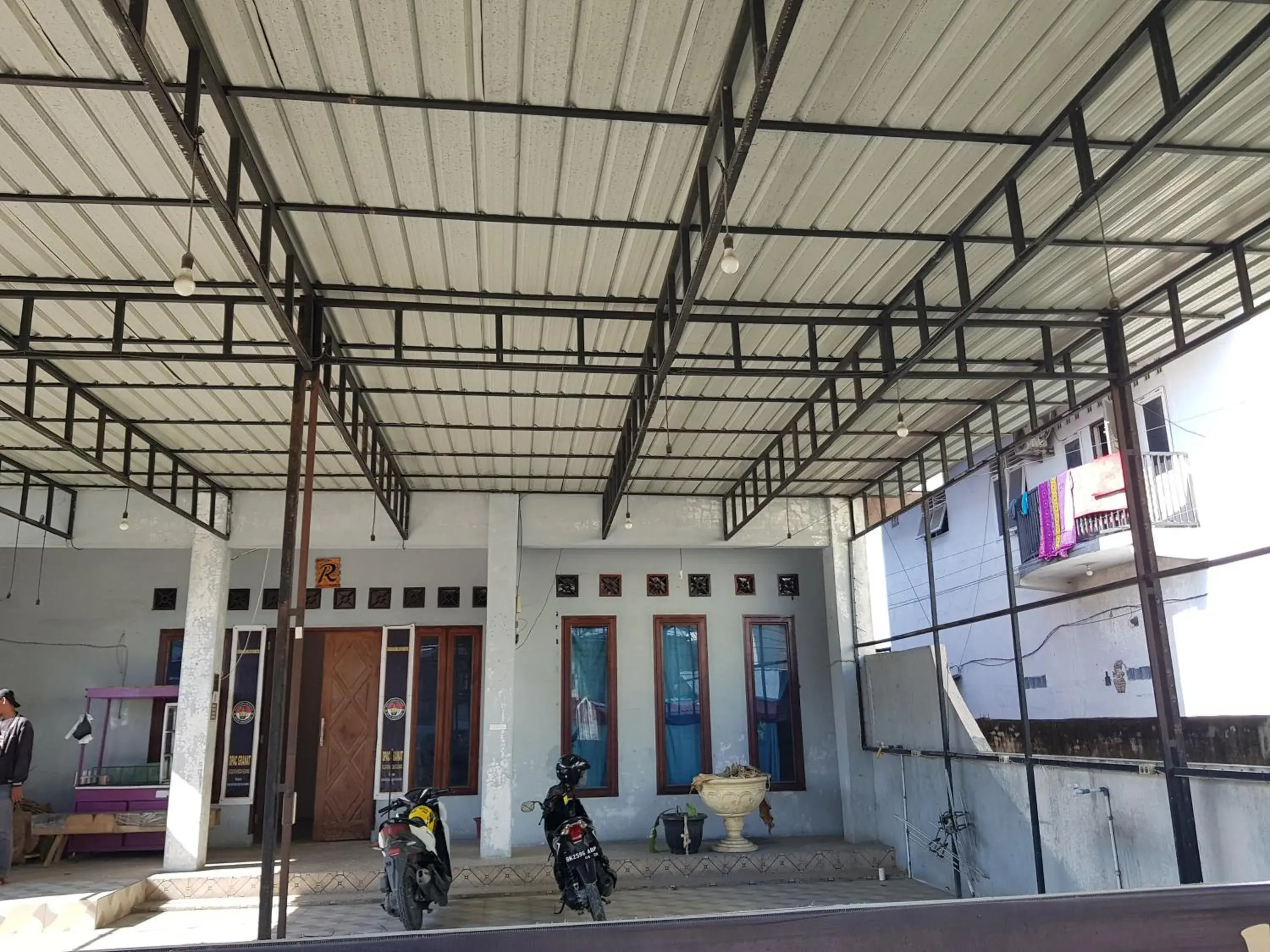 Facade/entrance in Hotel O Cempaka Syariah Facade/entrance in Hotel O Cempaka Syariah