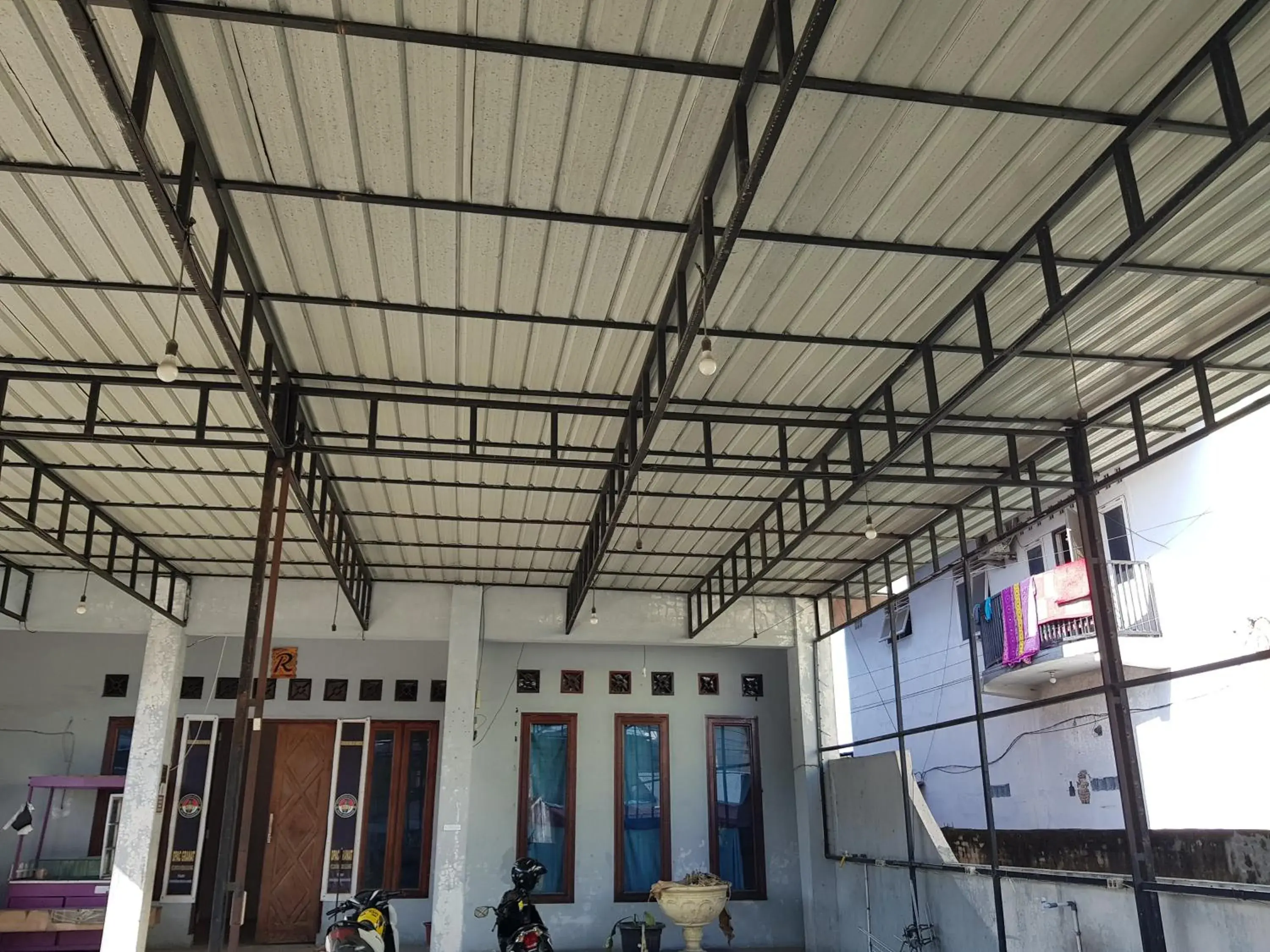 Facade/entrance in Hotel O Cempaka Syariah Facade/entrance in Hotel O Cempaka Syariah